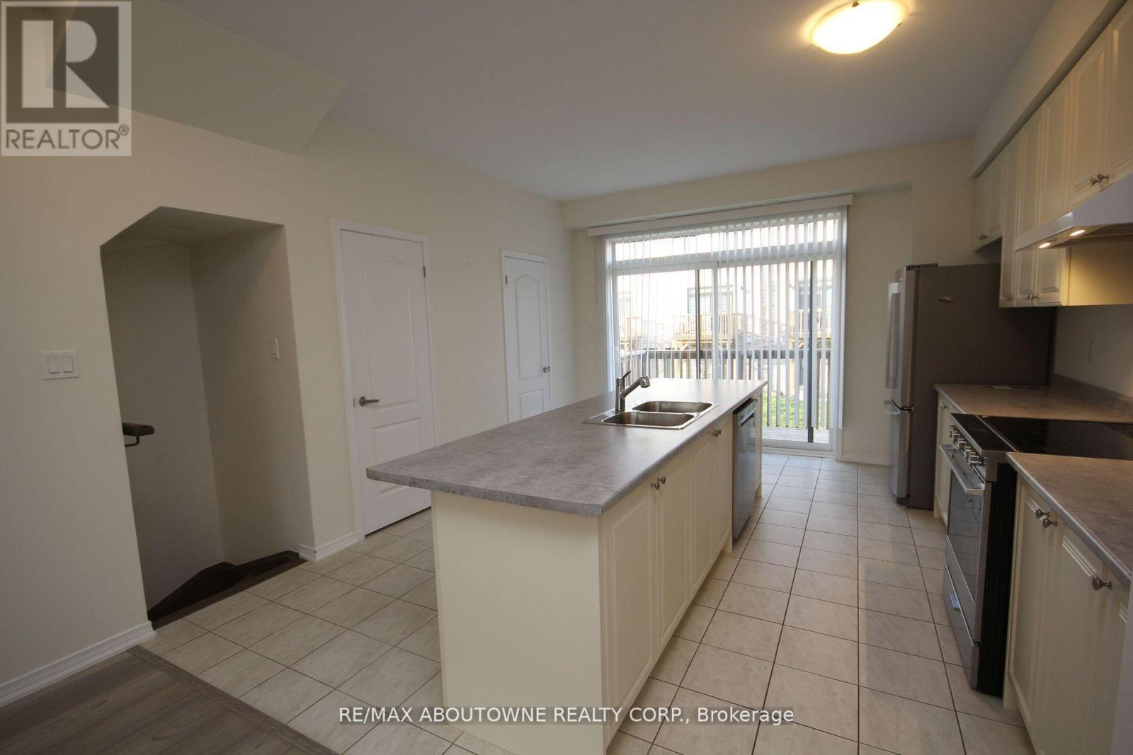 243 Gillepsie Drive, Brant, Ontario  L3T 5L5 - Photo 4 - X12892156