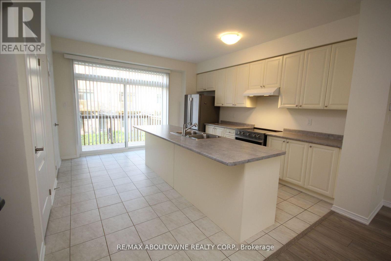 243 Gillepsie Drive, Brant, Ontario  L3T 5L5 - Photo 5 - X12892156