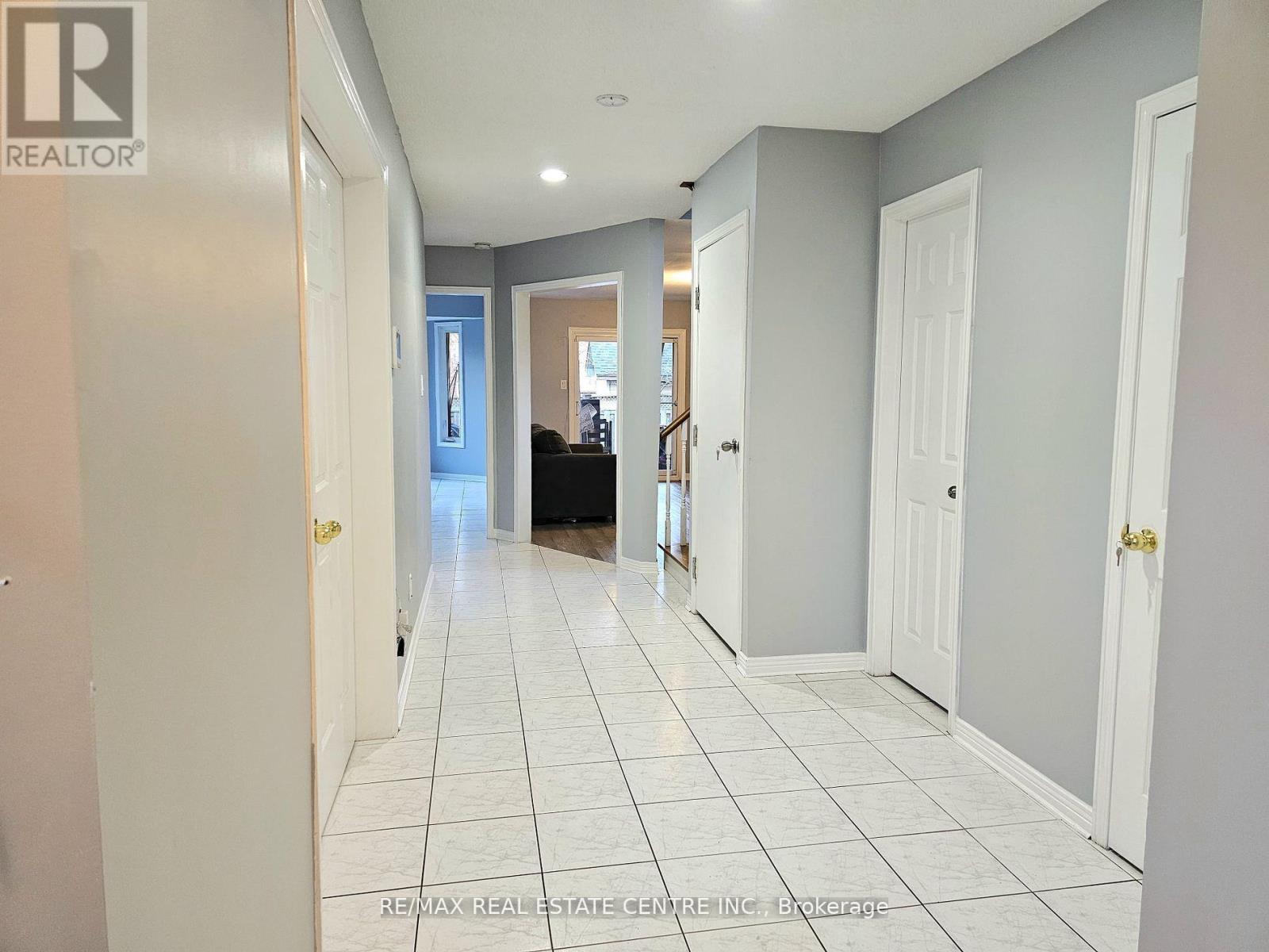 486 Dicenzo Drive, Hamilton (Ryckmans), Ontario  L9B 2C4 - Photo 3 - X12892198