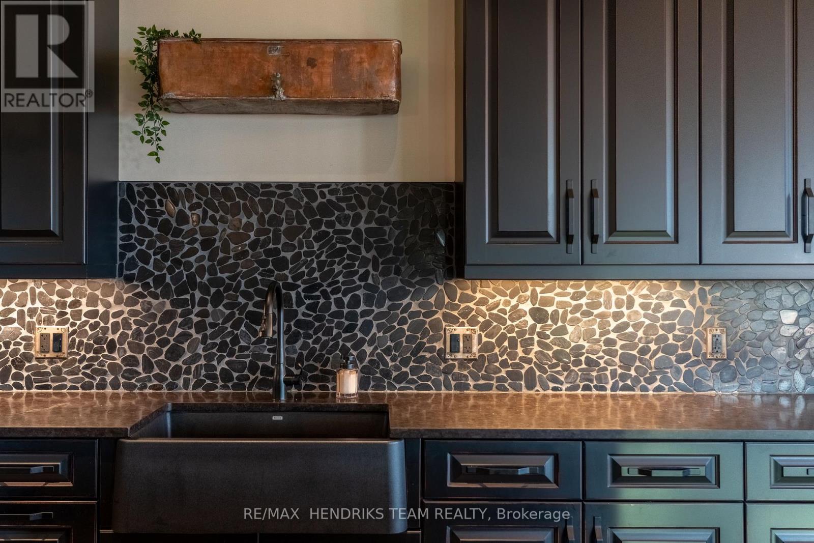 515 Sandy Bay Road, Haldimand (Dunnville), Ontario  N1A 2W6 - Photo 11 - X12892356