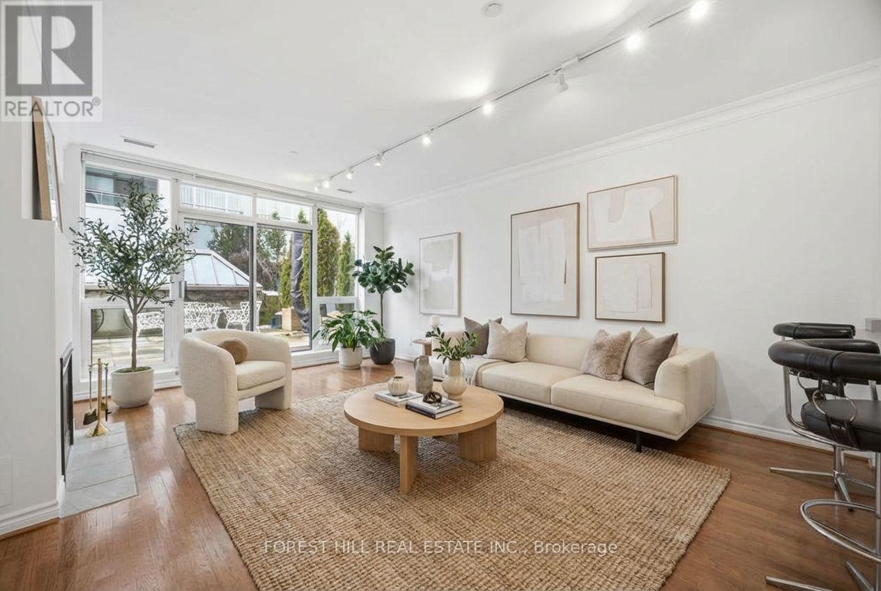 <div class="slider-price">$679,000</div><p>314 - 980 Yonge Street, Toronto, Ontario</p>