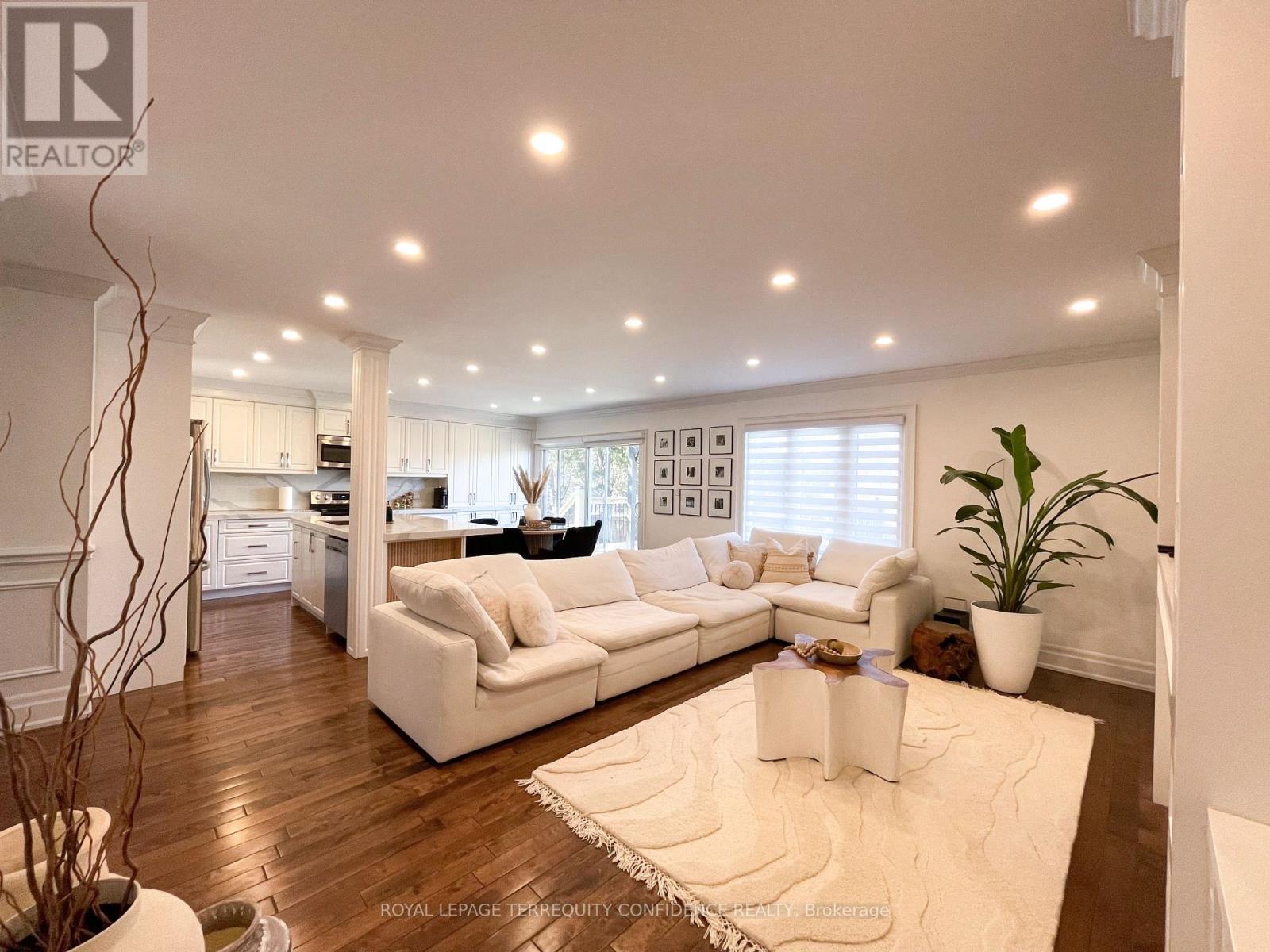 8 Colleen Street, Vaughan (Crestwood-Springfarm-Yorkhill), Ontario  L4J 5H1 - Photo 7 - N12892348