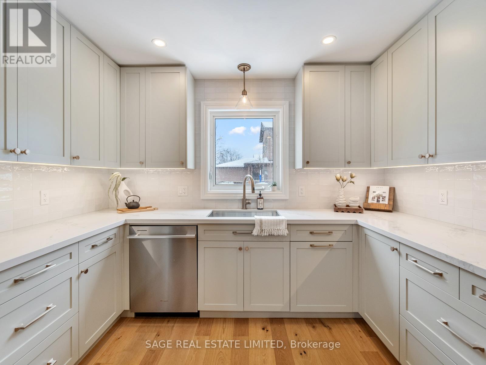 681 Leslie Valley Drive, Newmarket (Huron Heights-Leslie Valley), Ontario  L3Y 7J6 - Photo 10 - N12892382