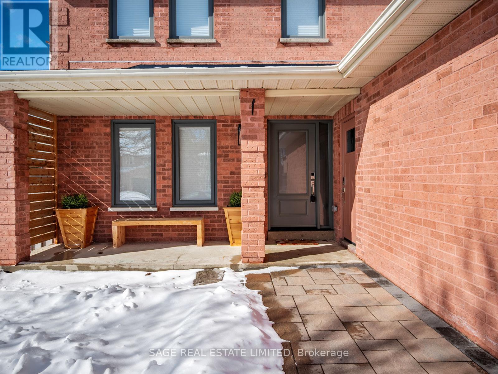 681 Leslie Valley Drive, Newmarket (Huron Heights-Leslie Valley), Ontario  L3Y 7J6 - Photo 2 - N12892382