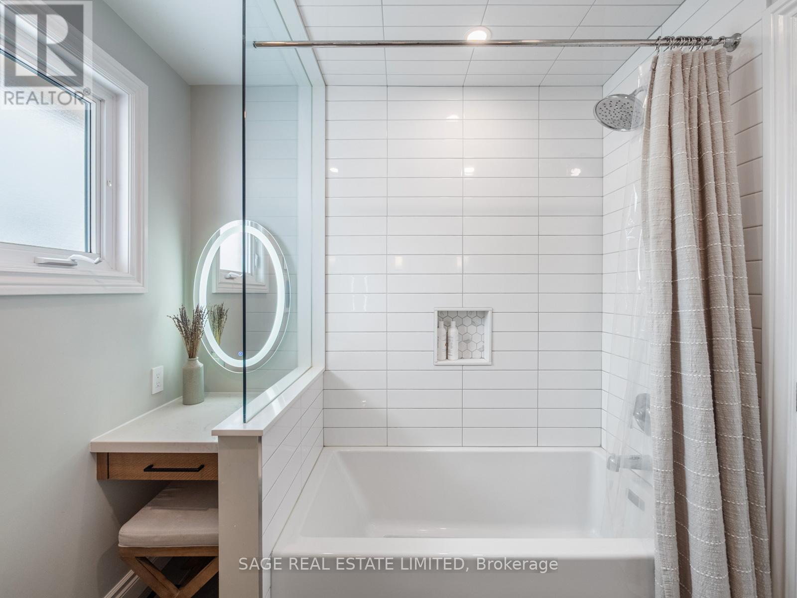 681 Leslie Valley Drive, Newmarket (Huron Heights-Leslie Valley), Ontario  L3Y 7J6 - Photo 29 - N12892382