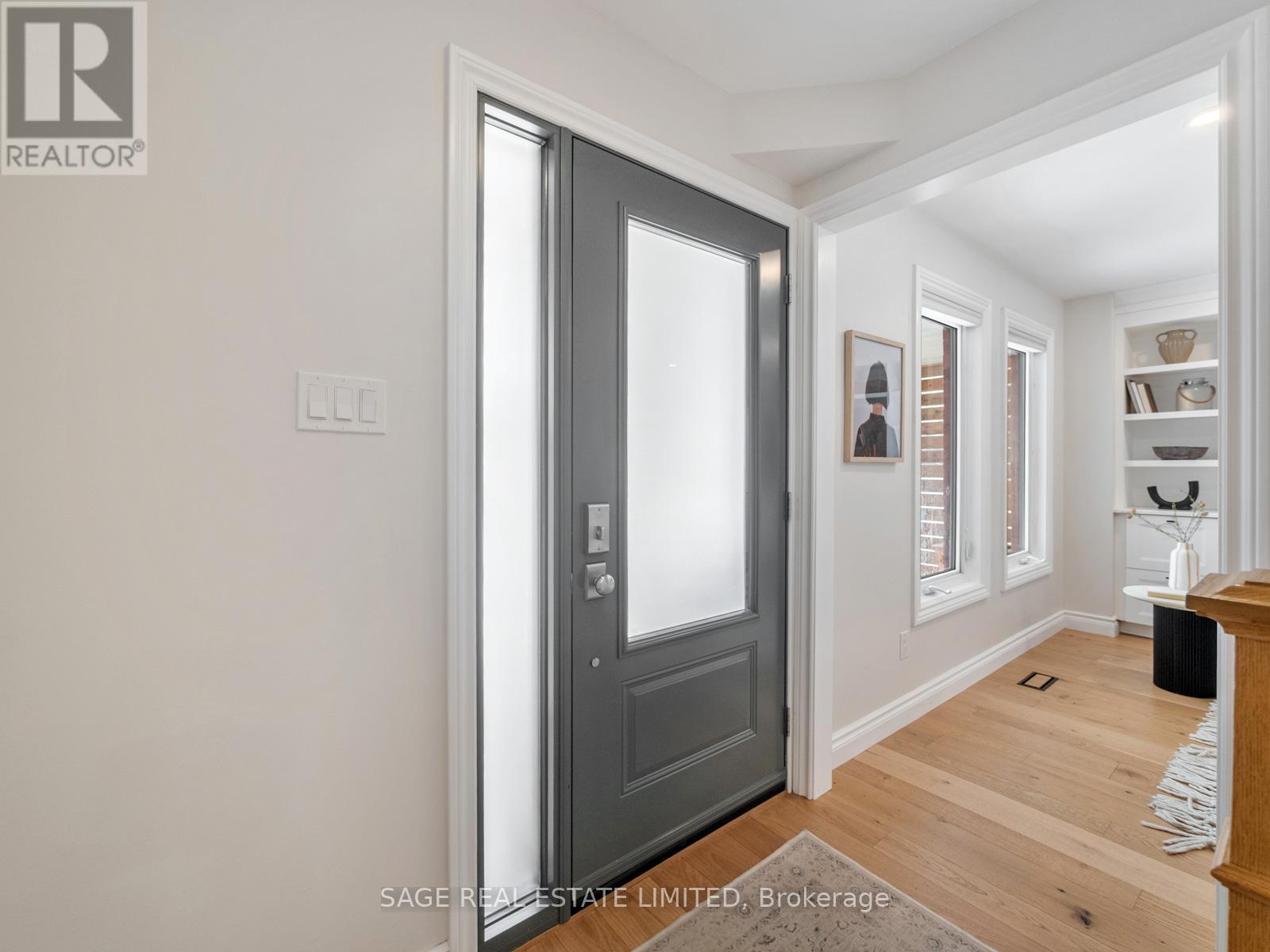 681 Leslie Valley Drive, Newmarket (Huron Heights-Leslie Valley), Ontario  L3Y 7J6 - Photo 3 - N12892382