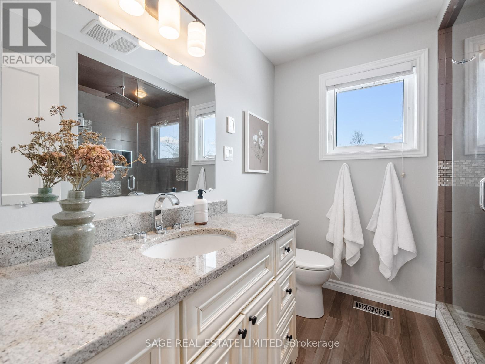 681 Leslie Valley Drive, Newmarket (Huron Heights-Leslie Valley), Ontario  L3Y 7J6 - Photo 37 - N12892382