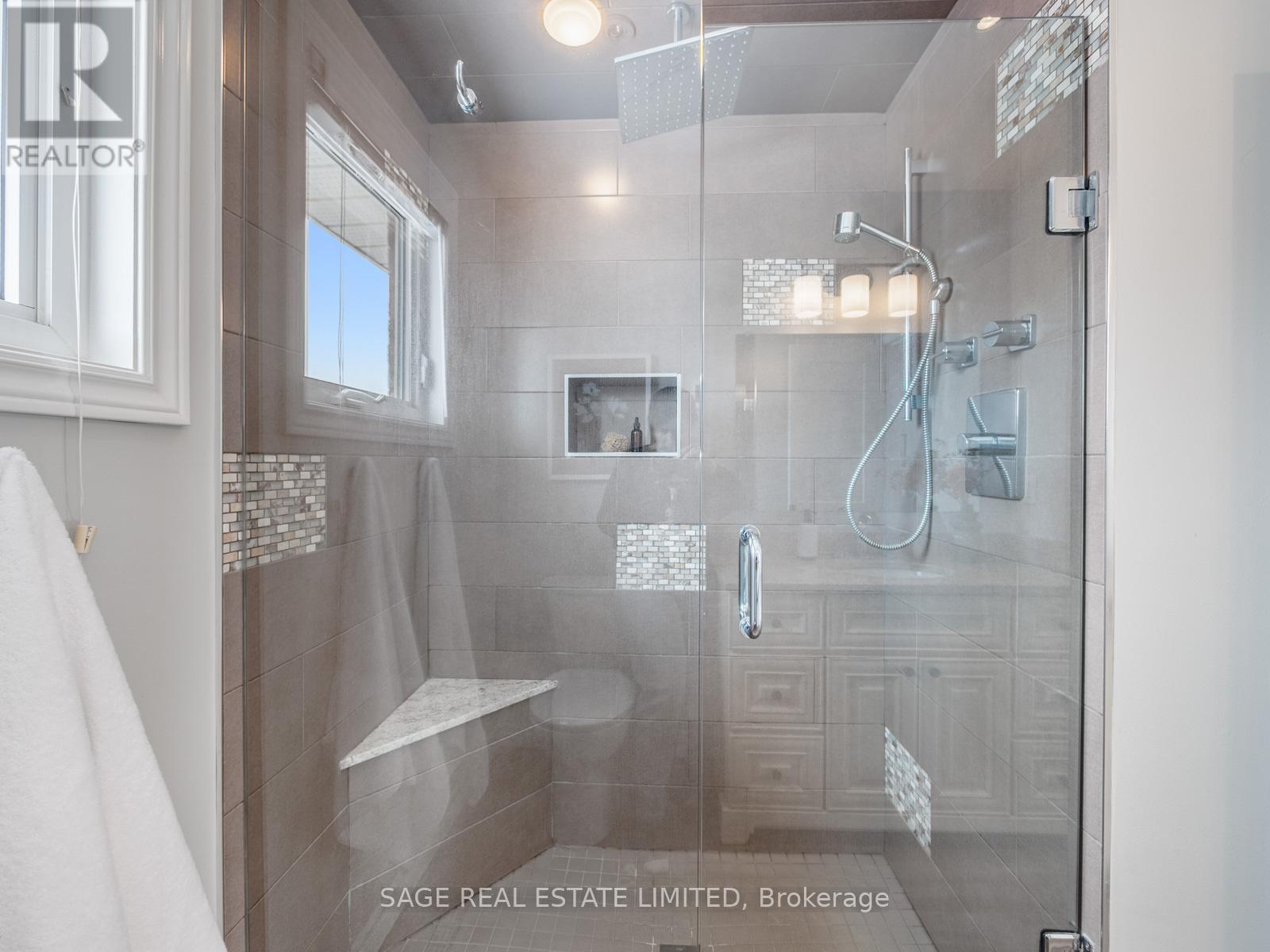 681 Leslie Valley Drive, Newmarket (Huron Heights-Leslie Valley), Ontario  L3Y 7J6 - Photo 38 - N12892382