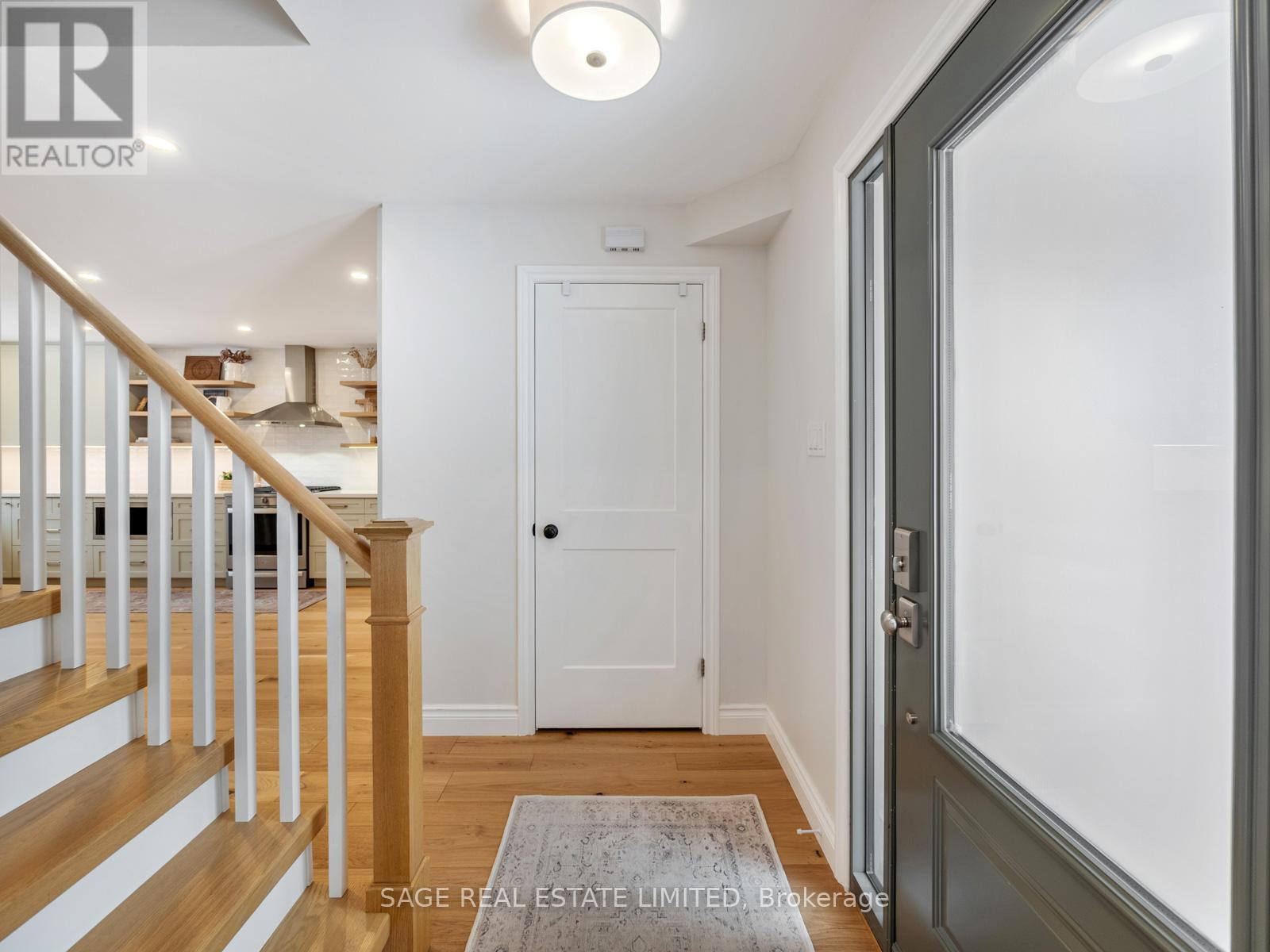 681 Leslie Valley Drive, Newmarket (Huron Heights-Leslie Valley), Ontario  L3Y 7J6 - Photo 4 - N12892382