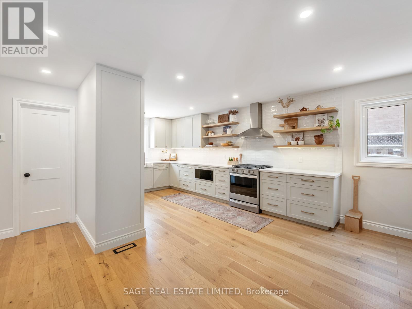 681 Leslie Valley Drive, Newmarket (Huron Heights-Leslie Valley), Ontario  L3Y 7J6 - Photo 5 - N12892382