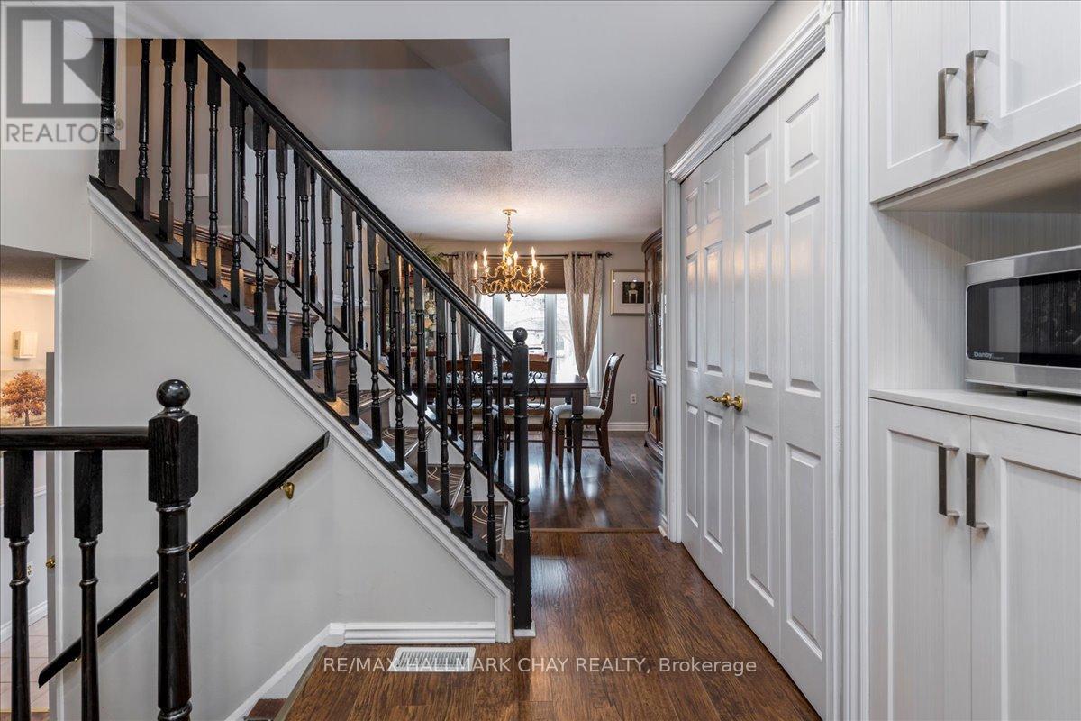 36 Ridgeway Avenue, Barrie (Allandale Heights), Ontario  L4N 5L2 - Photo 11 - S12892386