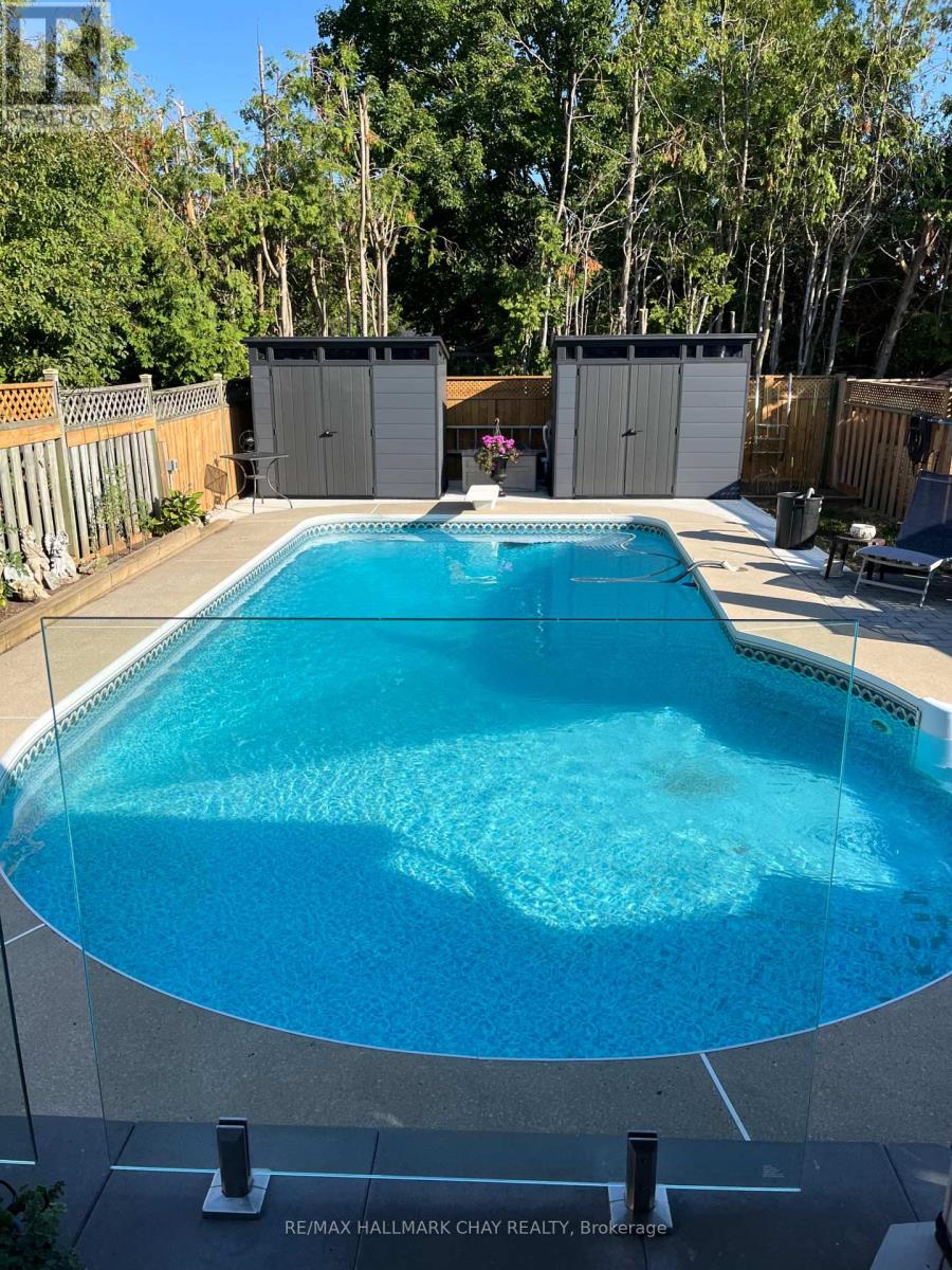 36 Ridgeway Avenue, Barrie (Allandale Heights), Ontario  L4N 5L2 - Photo 2 - S12892386