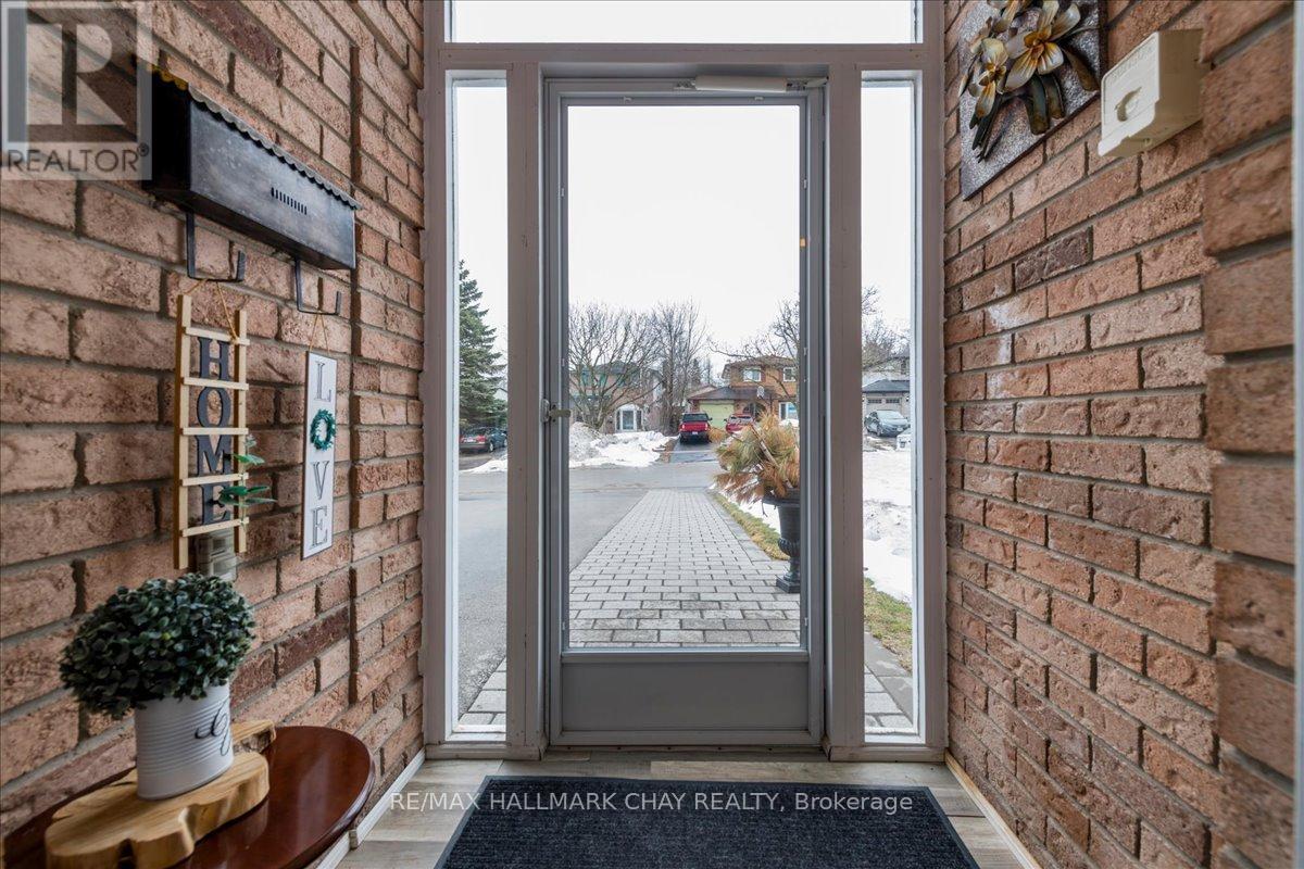 36 Ridgeway Avenue, Barrie (Allandale Heights), Ontario  L4N 5L2 - Photo 4 - S12892386