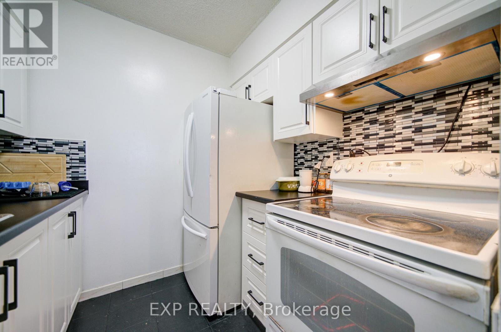 402 - 50 Lotherton Pathway, Toronto (Yorkdale-Glen Park), Ontario  M6B 2G8 - Photo 11 - W12892402