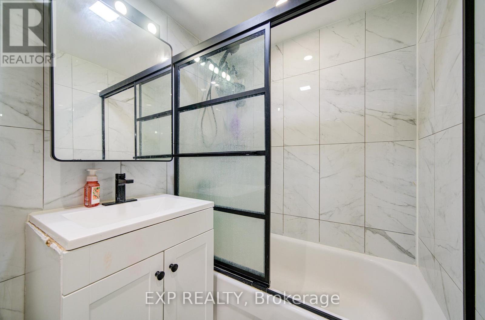 402 - 50 Lotherton Pathway, Toronto (Yorkdale-Glen Park), Ontario  M6B 2G8 - Photo 13 - W12892402