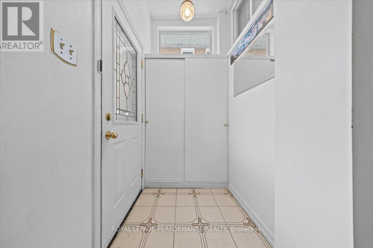 1075 Secord Avenue, Ottawa, Ontario  K1H 8C7 - Photo 3 - X12892590