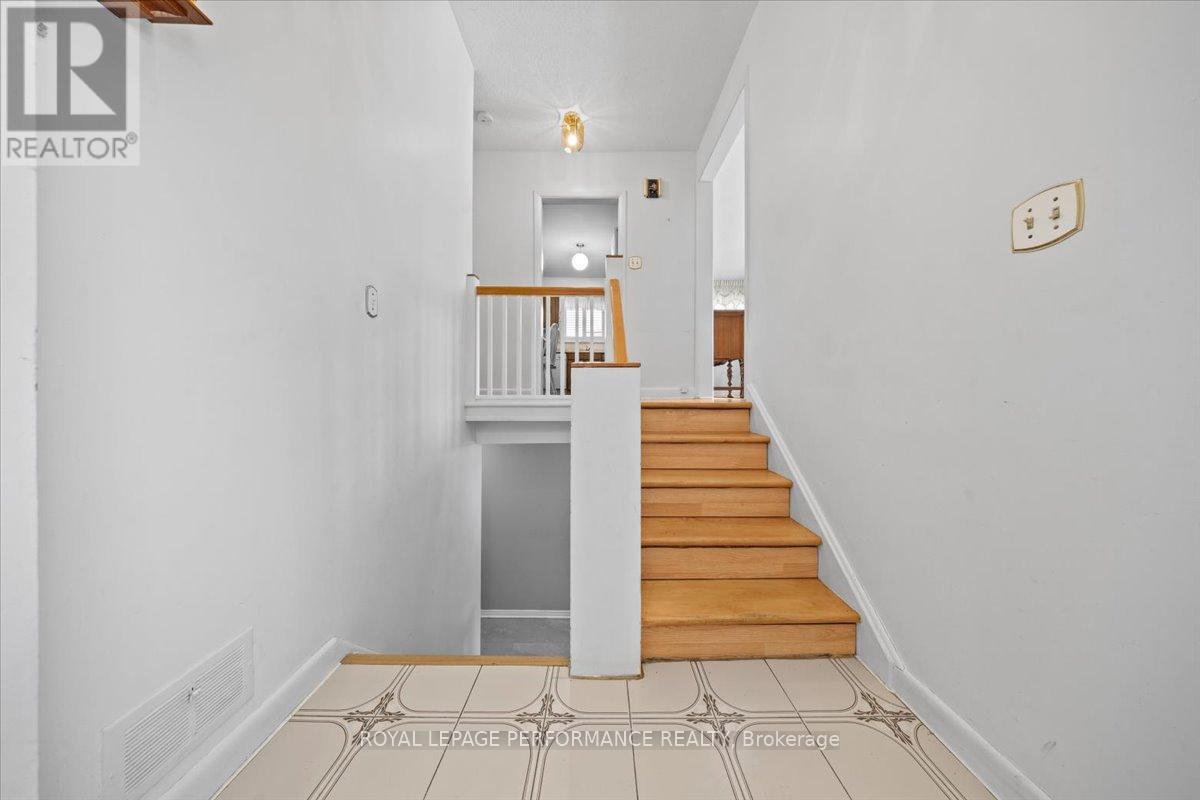 1075 Secord Avenue, Ottawa, Ontario  K1H 8C7 - Photo 4 - X12892590