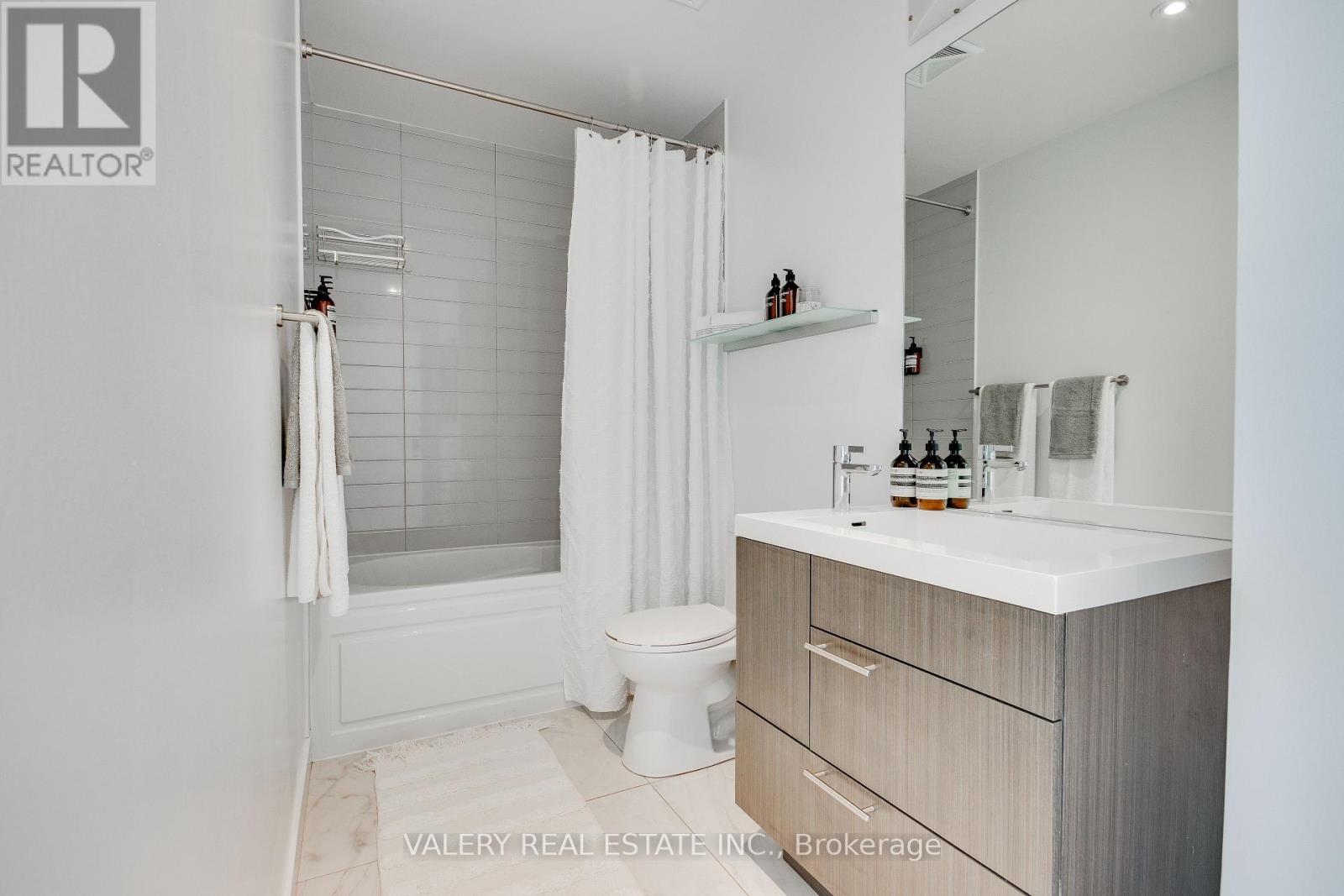 1805 - 199 Richmond Street W, Toronto, Ontario  M5V 0H4 - Photo 10 - C12892520