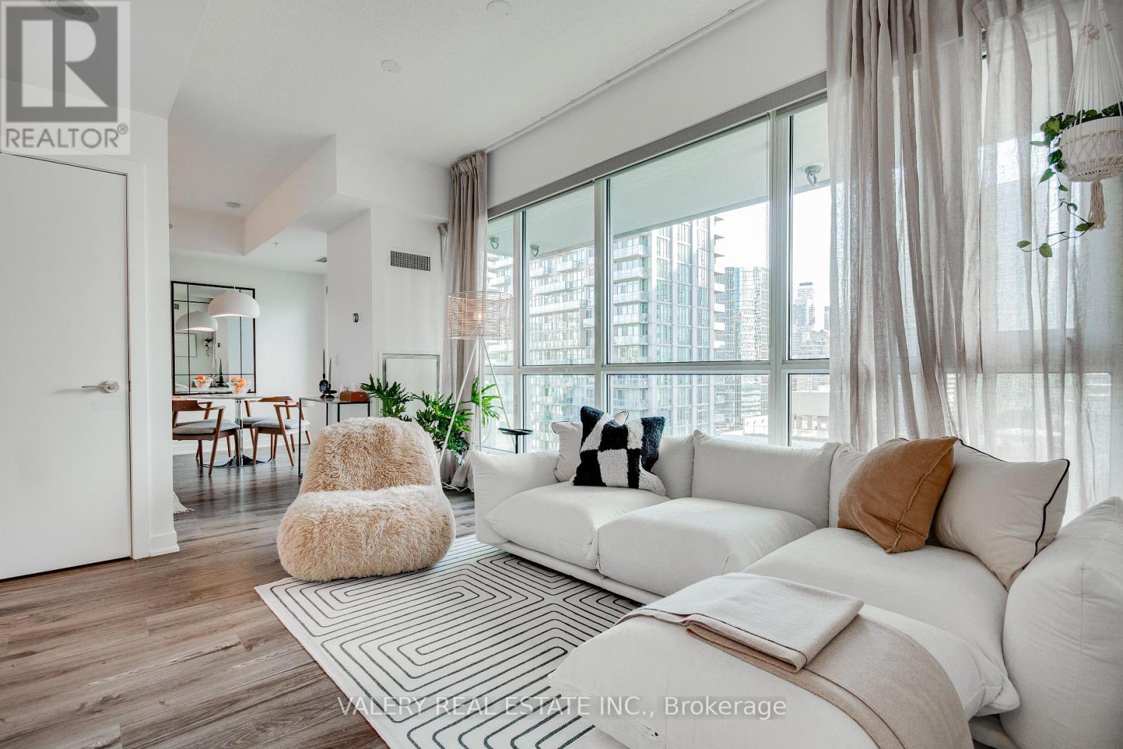 1805 - 199 Richmond Street W, Toronto, Ontario  M5V 0H4 - Photo 2 - C12892520