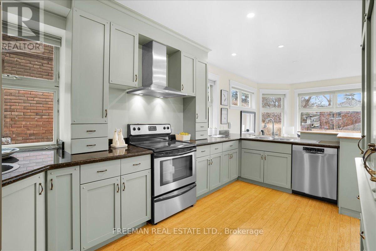 29 Tyrrel Avenue, Toronto, Ontario  M6G 2G1 - Photo 11 - C12892702