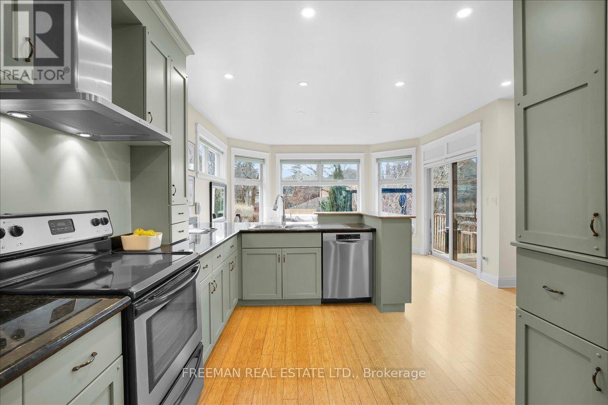 29 Tyrrel Avenue, Toronto, Ontario  M6G 2G1 - Photo 12 - C12892702