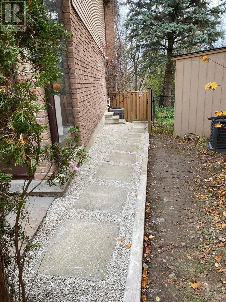 Basement - 120 Greenbelt Crescent, Richmond Hill, Ontario  L4C 5R8 - Photo 2 - N12892536