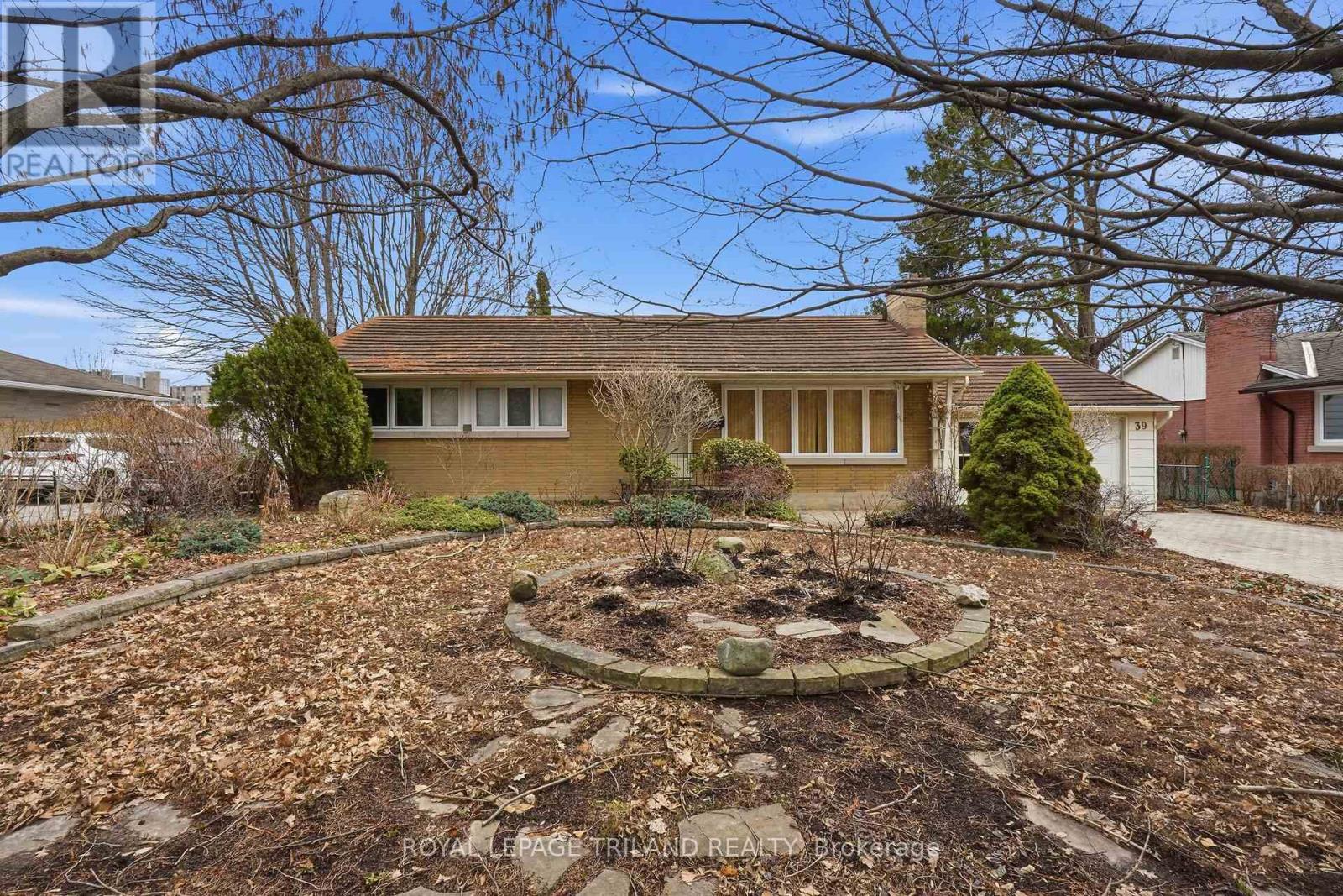 <div class="slider-price">$649,900</div><p>39 Ford Crescent, London North, Ontario</p>