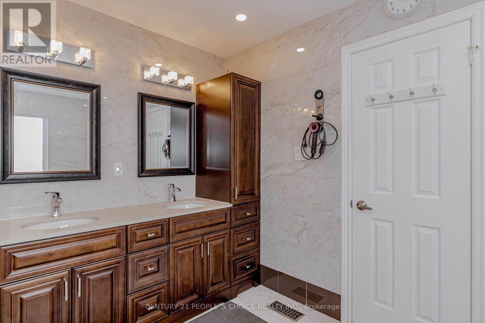 266 Comiskey Crescent, Mississauga, Ontario  L5W 0C4 - Photo 22 - W12892452