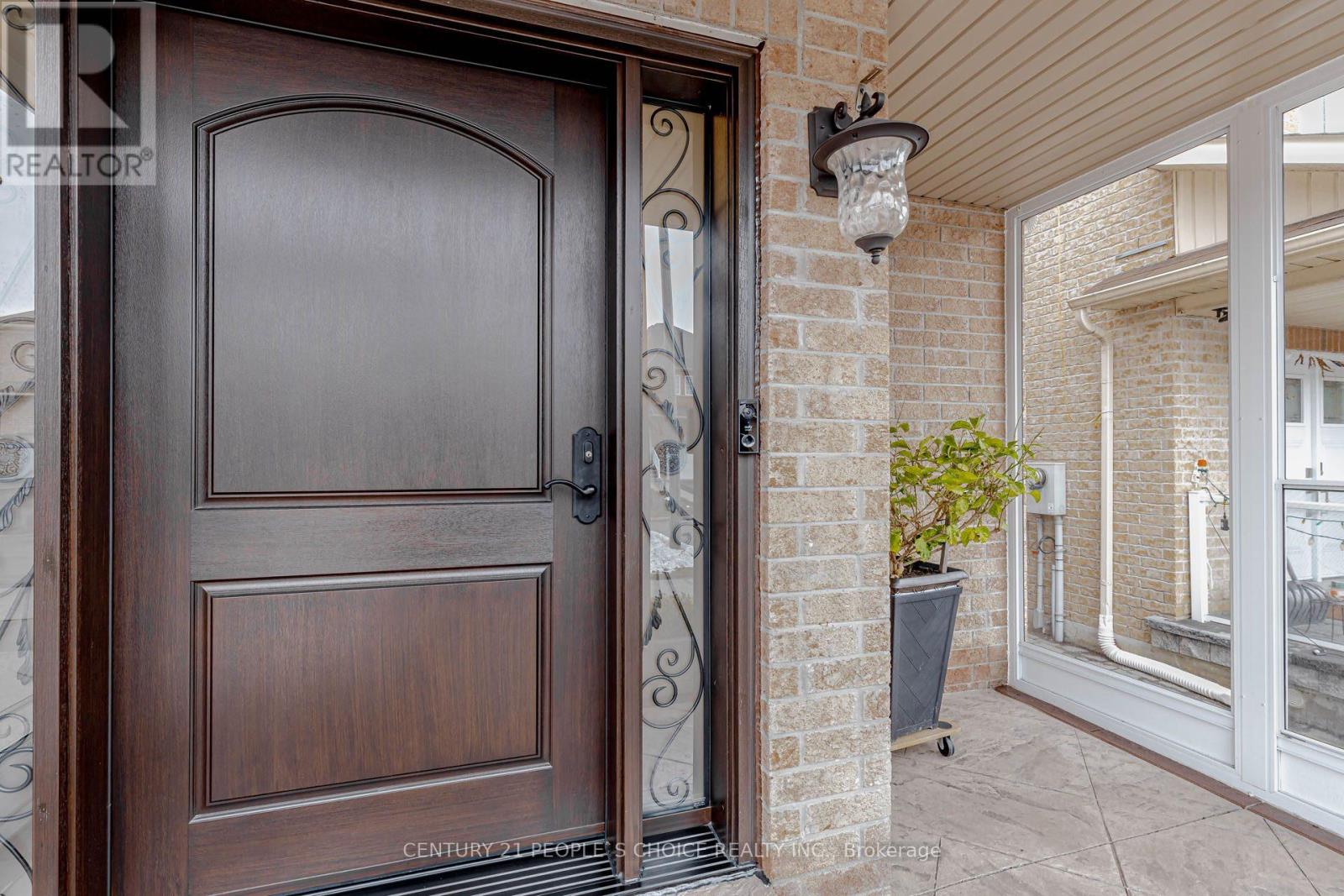266 Comiskey Crescent, Mississauga, Ontario  L5W 0C4 - Photo 4 - W12892452