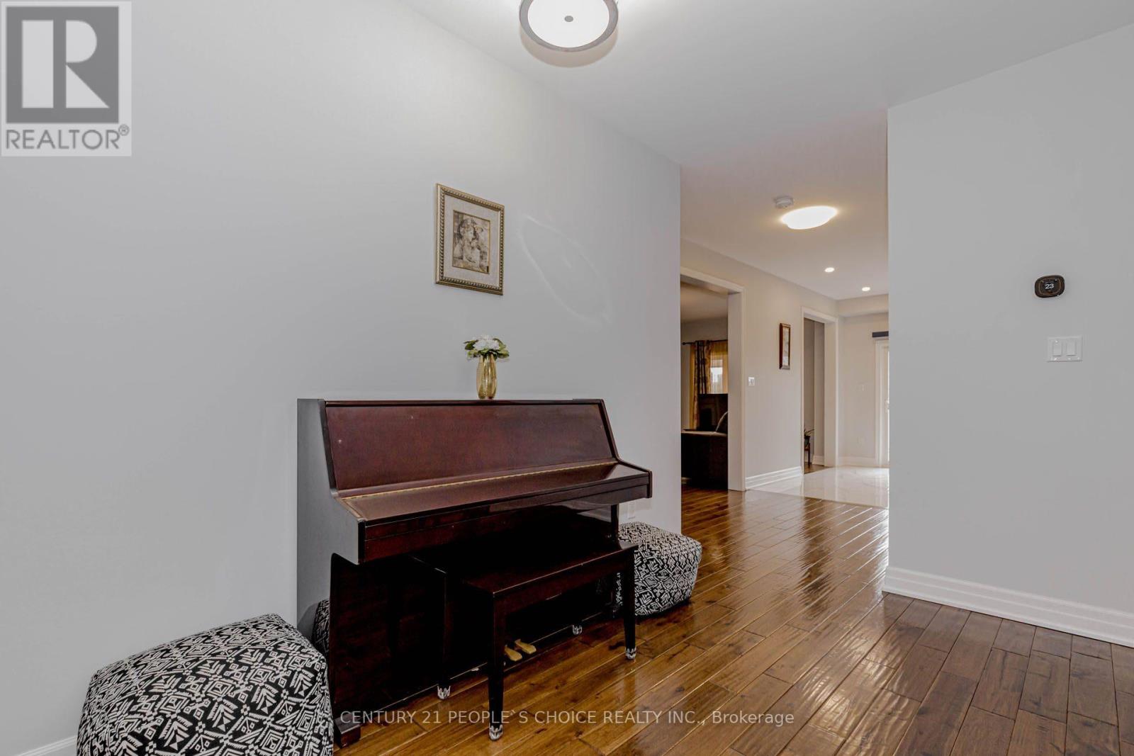 266 Comiskey Crescent, Mississauga, Ontario  L5W 0C4 - Photo 8 - W12892452