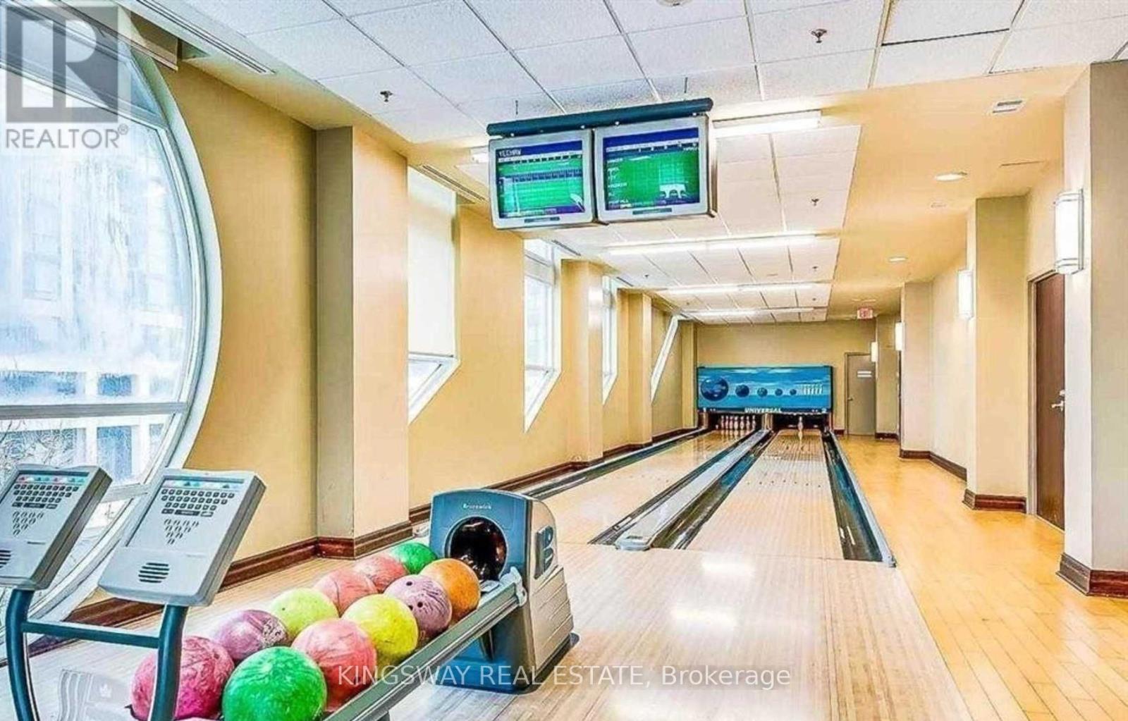 612 - 349 Rathburn Road W, Mississauga, Ontario  L5B 0G9 - Photo 4 - W12892498