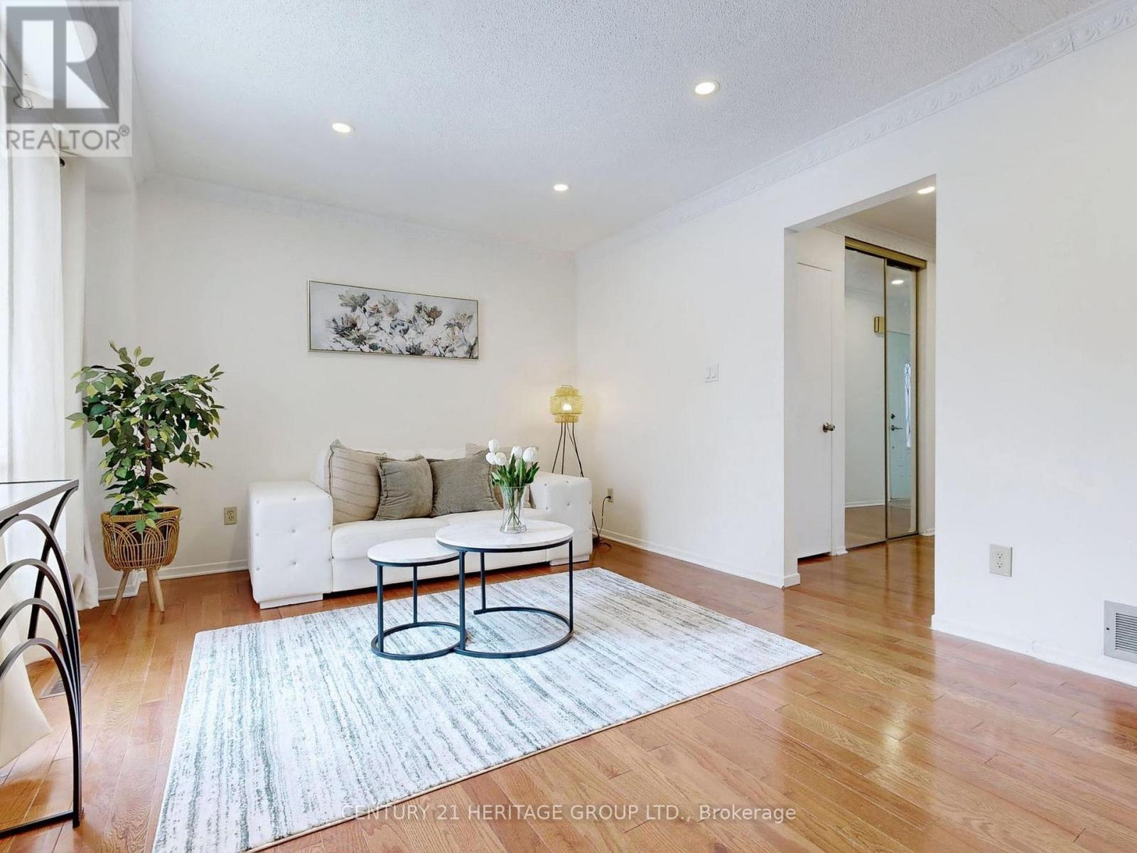 38 Gray Crescent, Richmond Hill, Ontario  L4C 5V5 - Photo 3 - N12879890