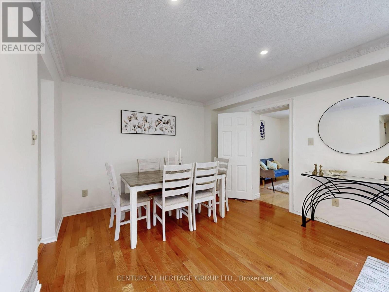 38 Gray Crescent, Richmond Hill, Ontario  L4C 5V5 - Photo 5 - N12879890