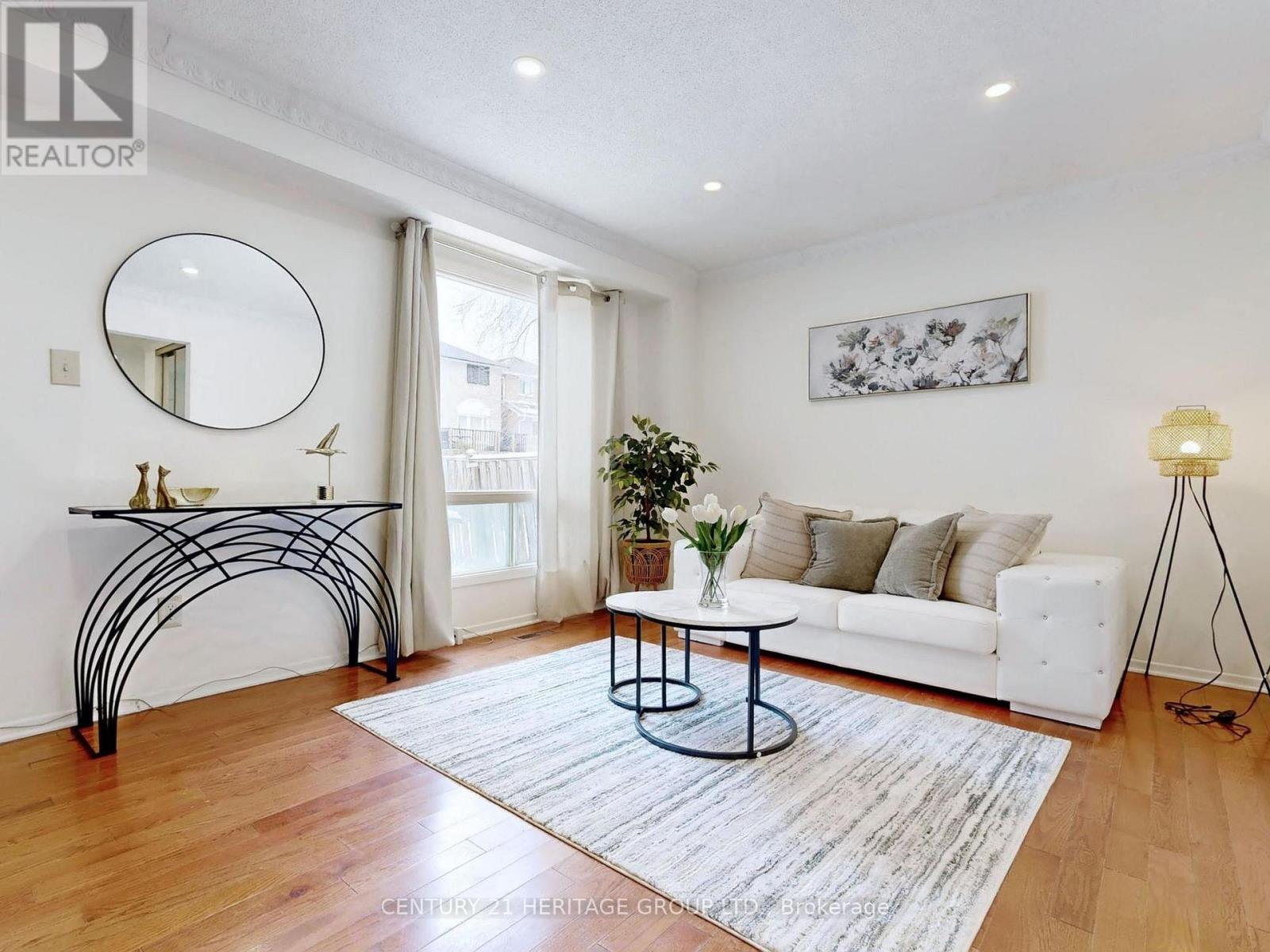 38 Gray Crescent, Richmond Hill, Ontario  L4C 5V5 - Photo 2 - N12879890