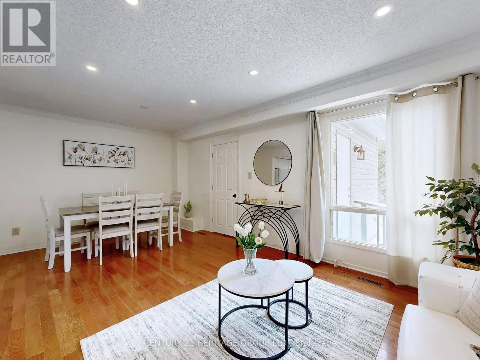 38 Gray Crescent, Richmond Hill, Ontario  L4C 5V5 - Photo 4 - N12879890