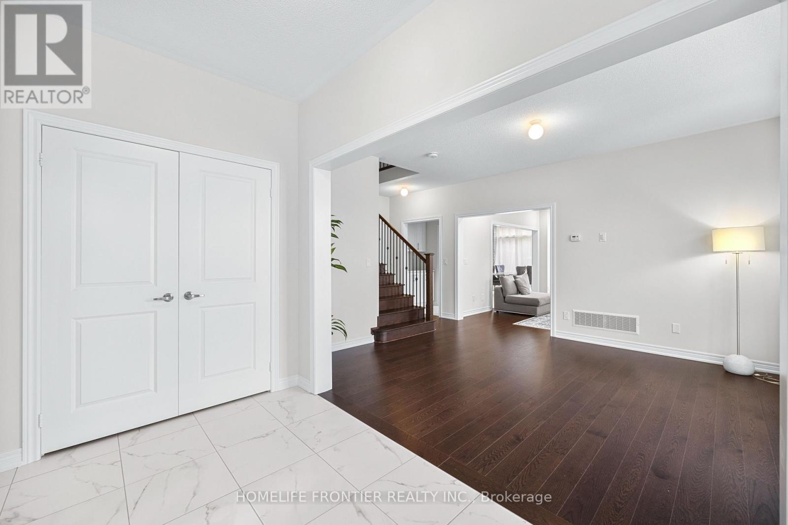 49 Ainslee Hill Crescent, Georgina (Baldwin), Ontario  L0E 1R0 - Photo 7 - N12892366