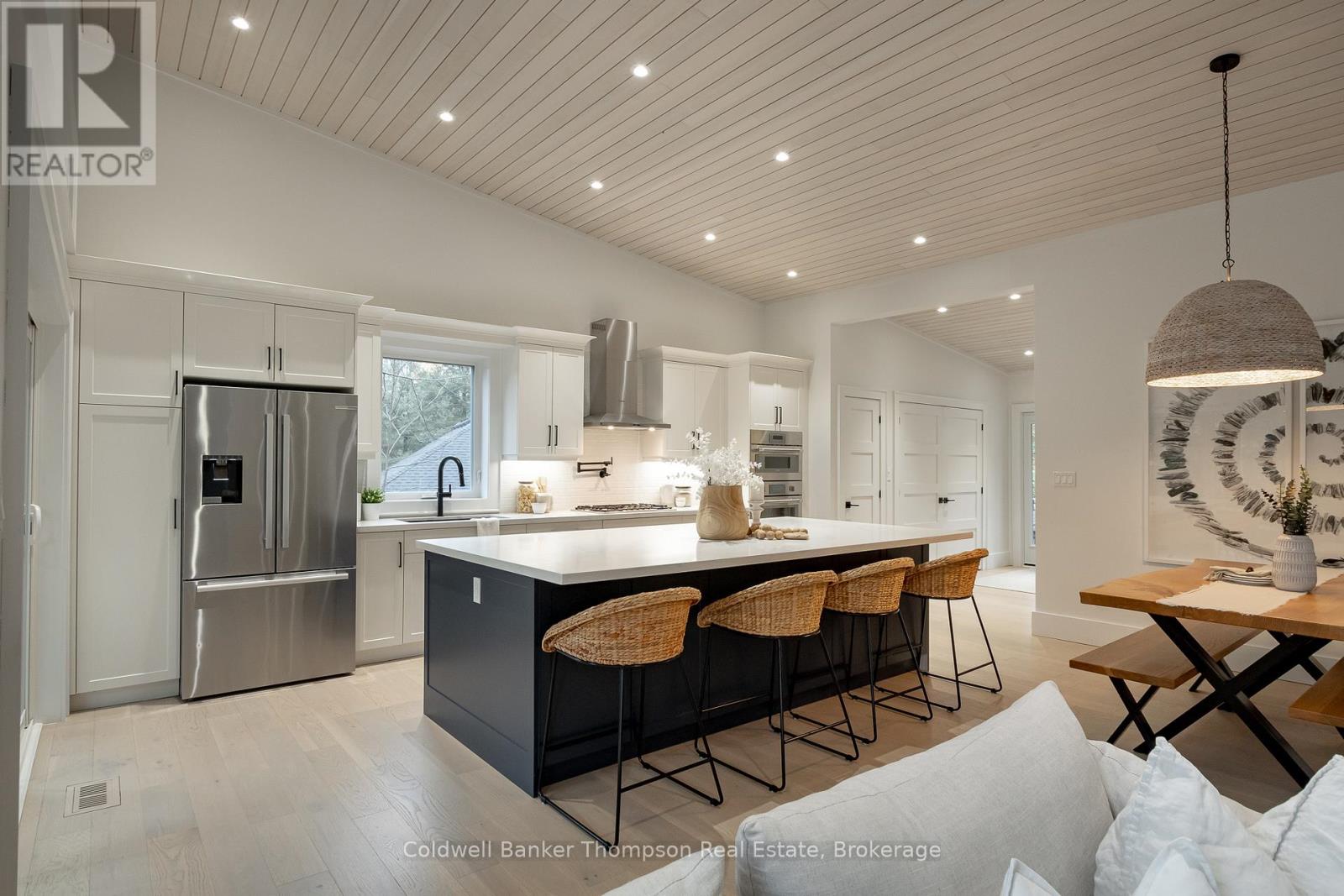 <div class="slider-price">$1,399,900</div><p>10 St George's Court, Huntsville, Ontario</p>