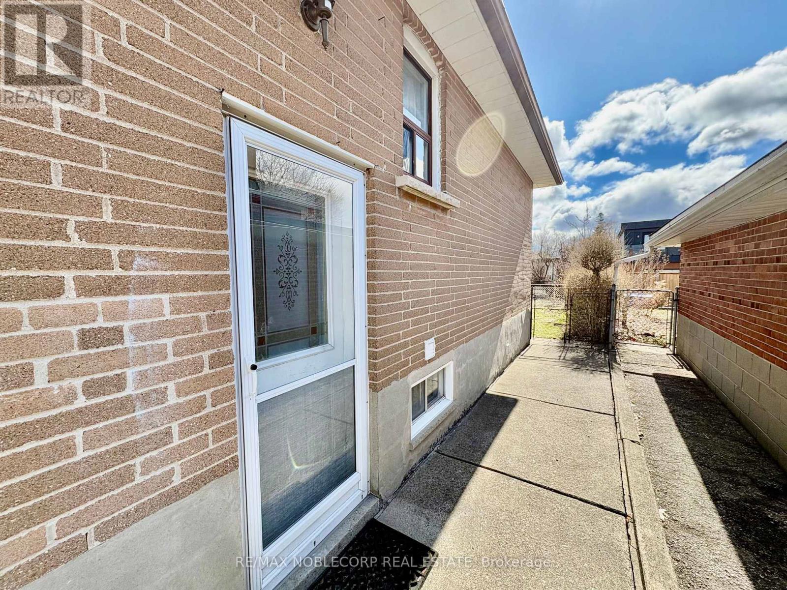 97 Travistock Road, Toronto, Ontario  M3M 2P1 - Photo 16 - W12892874