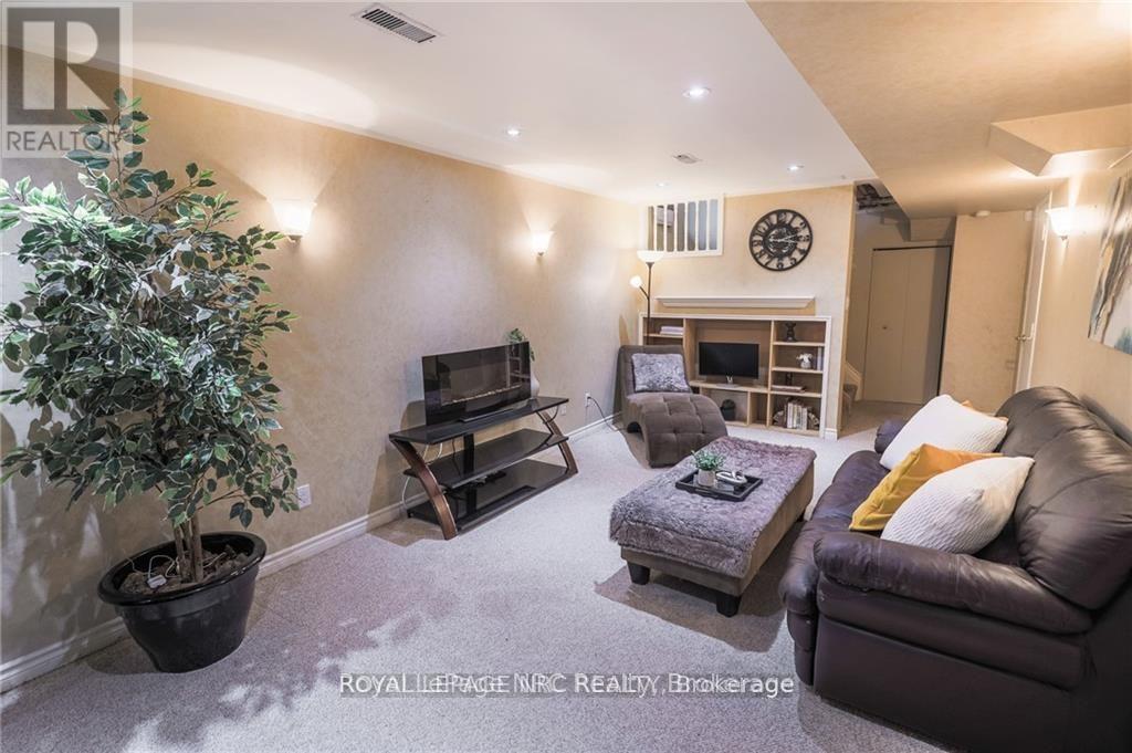 11 Tomahawk Drive, Grimsby (Grimsby East), Ontario  L3M 5G4 - Photo 26 - X12892880