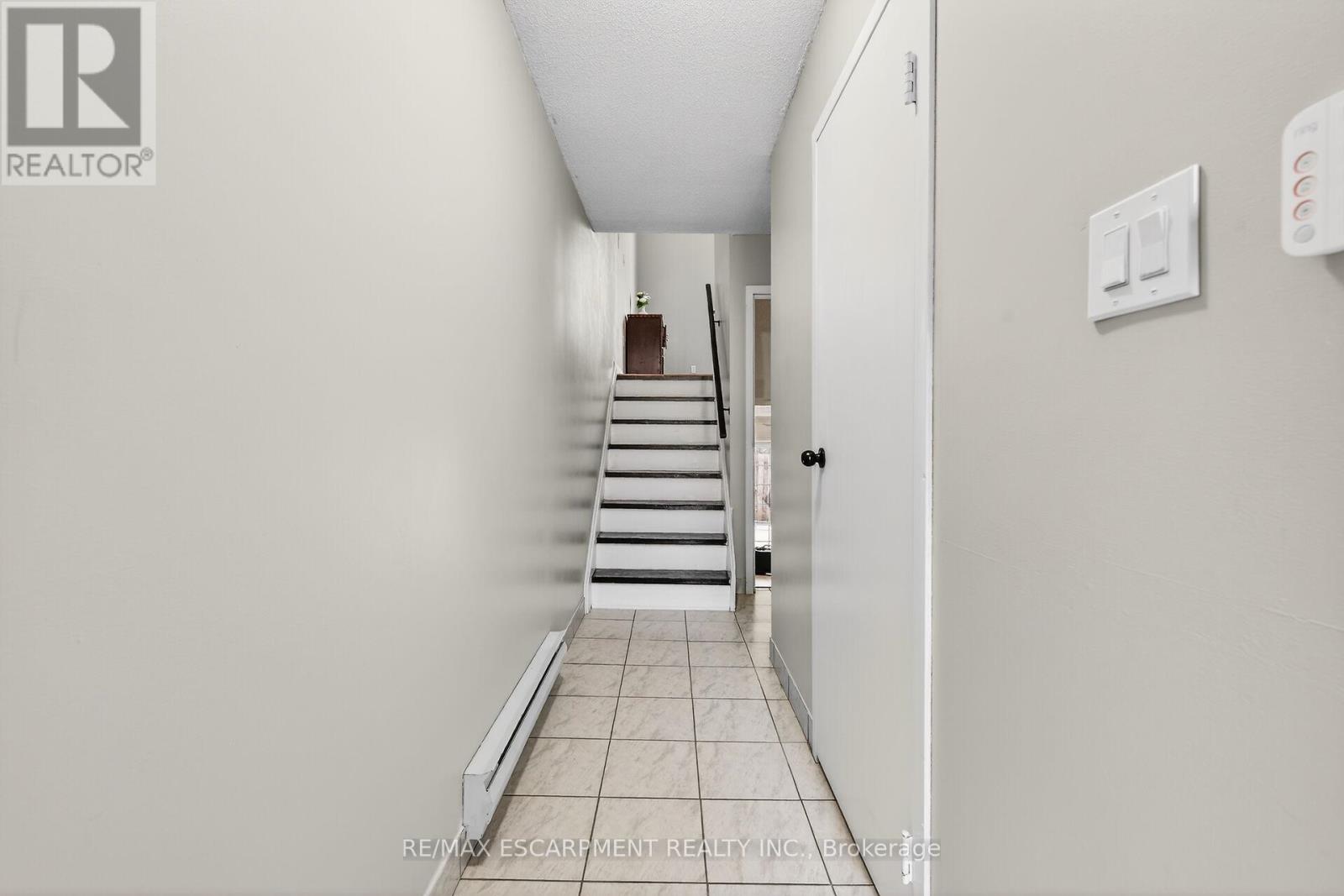 23 Rosedale Court, Hamilton (Stoney Creek), Ontario  L8B 4G1 - Photo 5 - X12892916