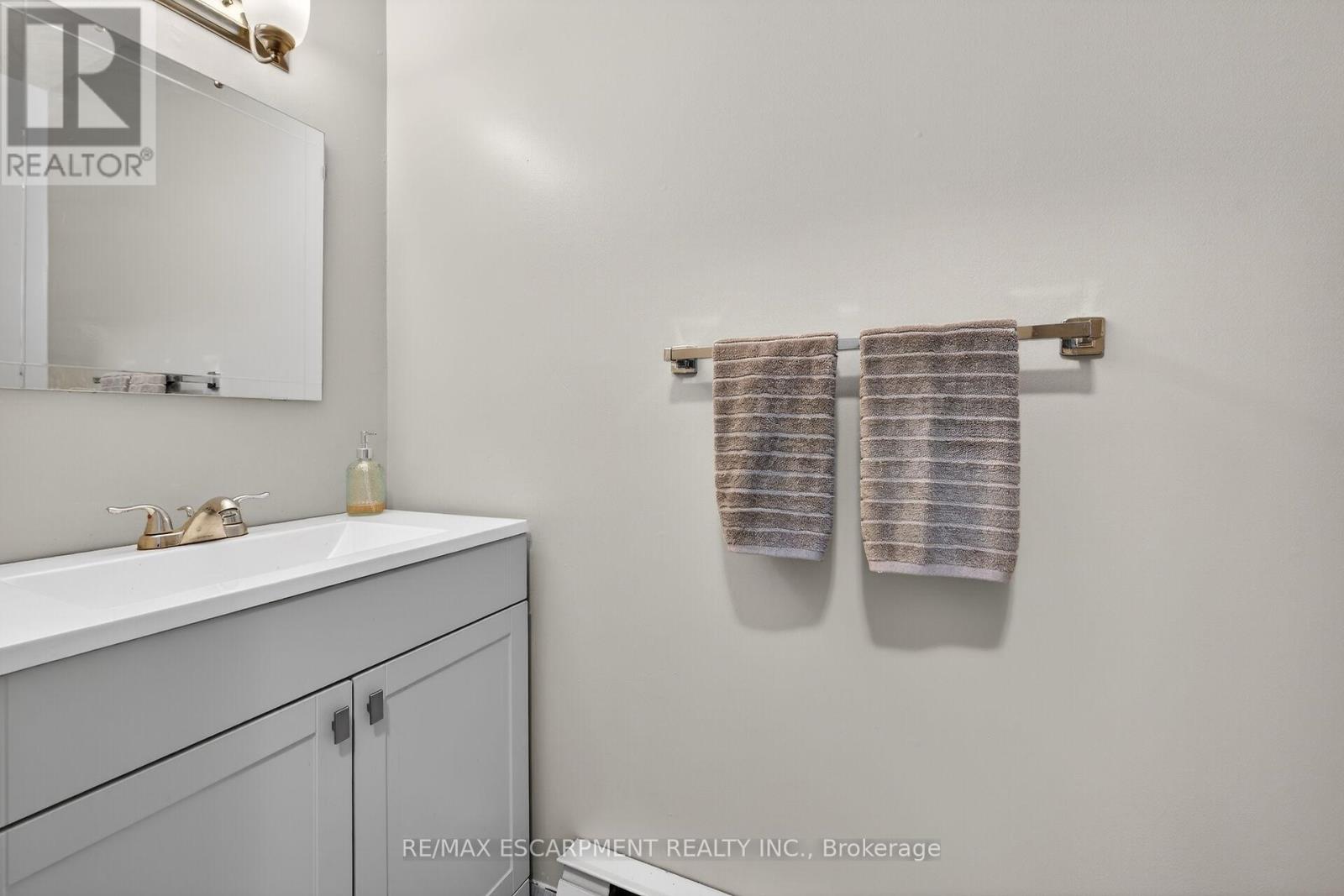 23 Rosedale Court, Hamilton (Stoney Creek), Ontario  L8B 4G1 - Photo 6 - X12892916