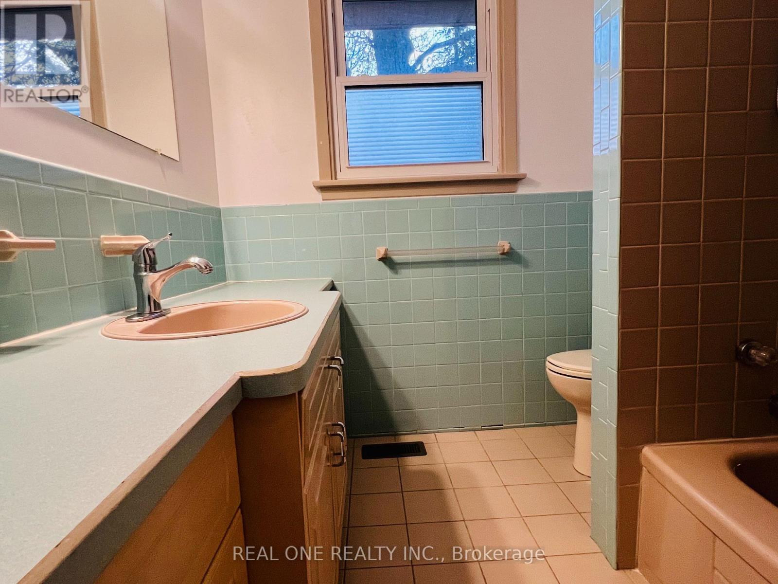 6 Fairhill Crescent, Toronto, Ontario  M3A 1N6 - Photo 14 - C12892994