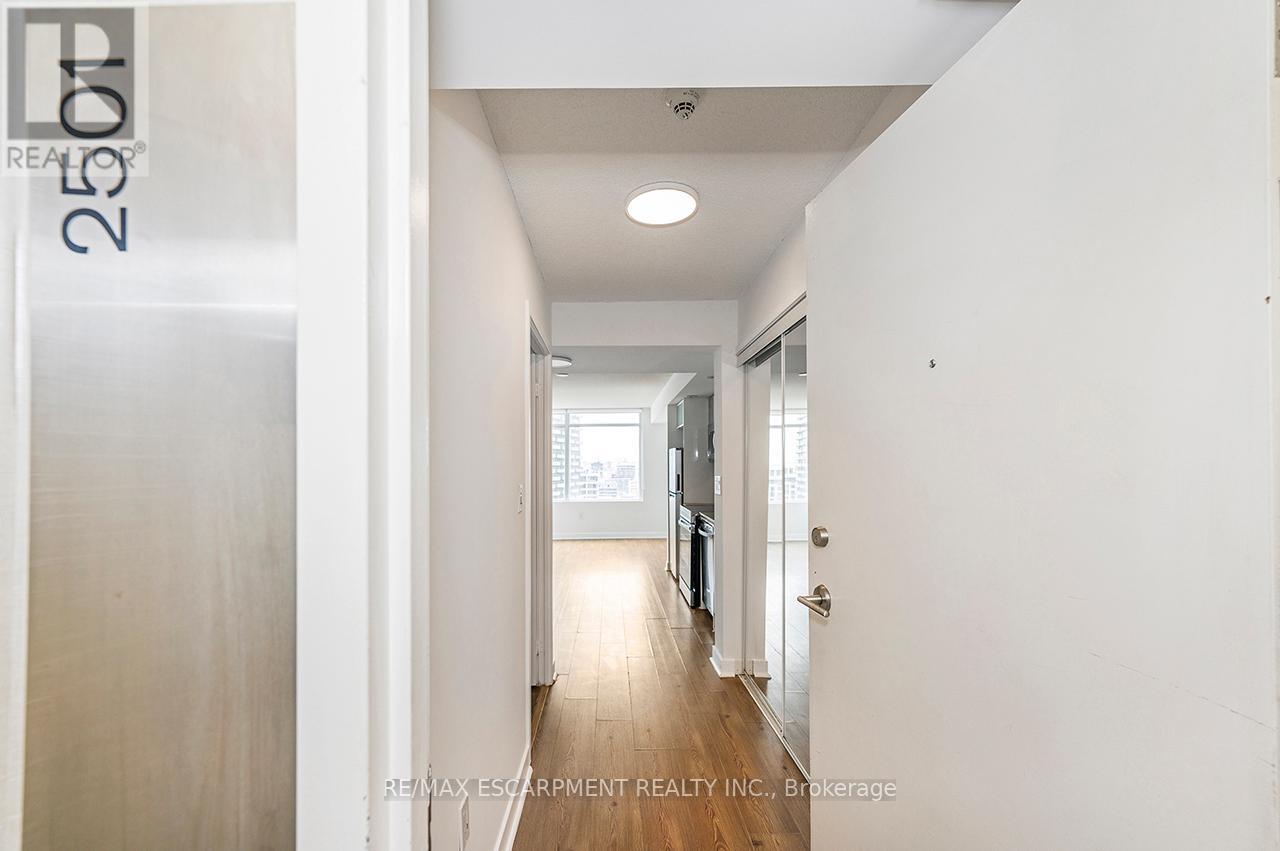 2501 - 25 Telegram Mews, Toronto, Ontario  M5V 3Z1 - Photo 3 - C12893010