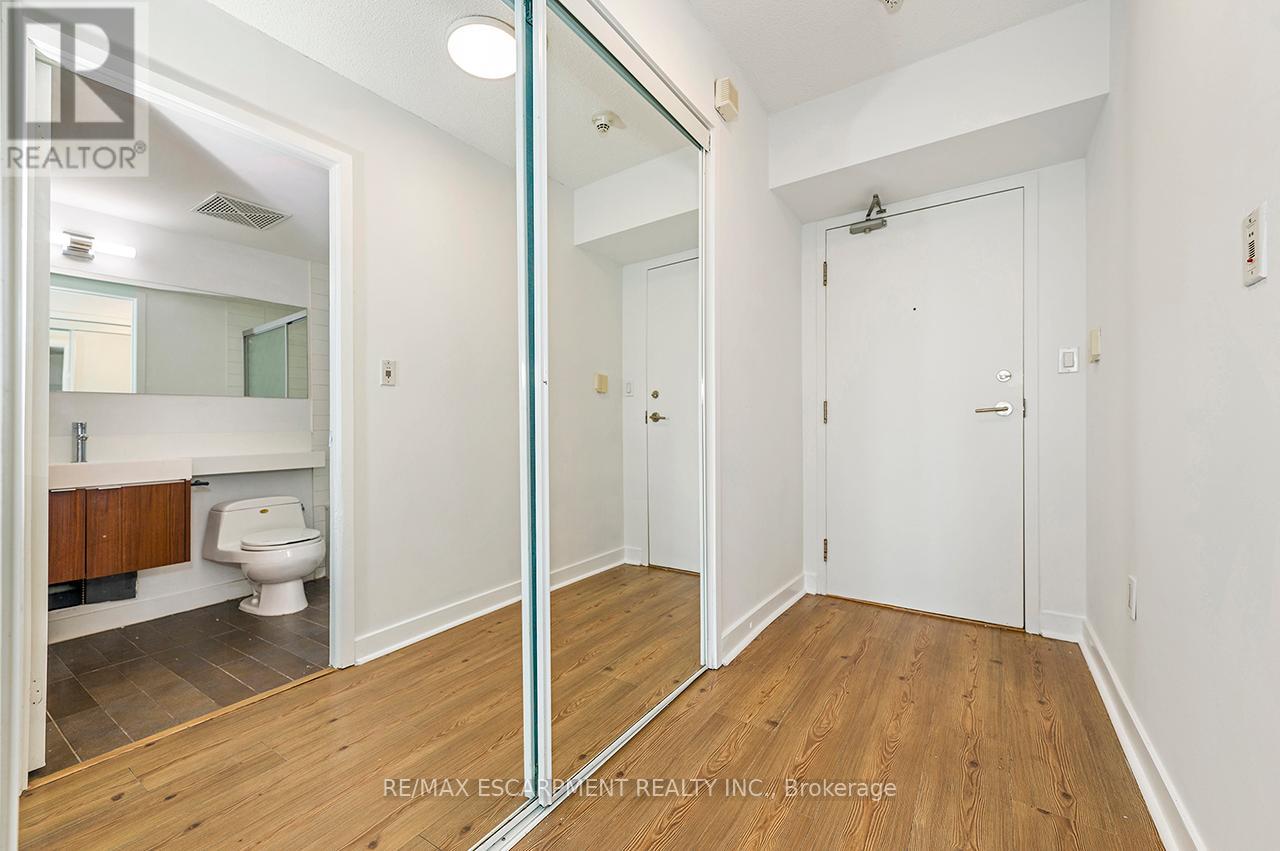 2501 - 25 Telegram Mews, Toronto, Ontario  M5V 3Z1 - Photo 4 - C12893010