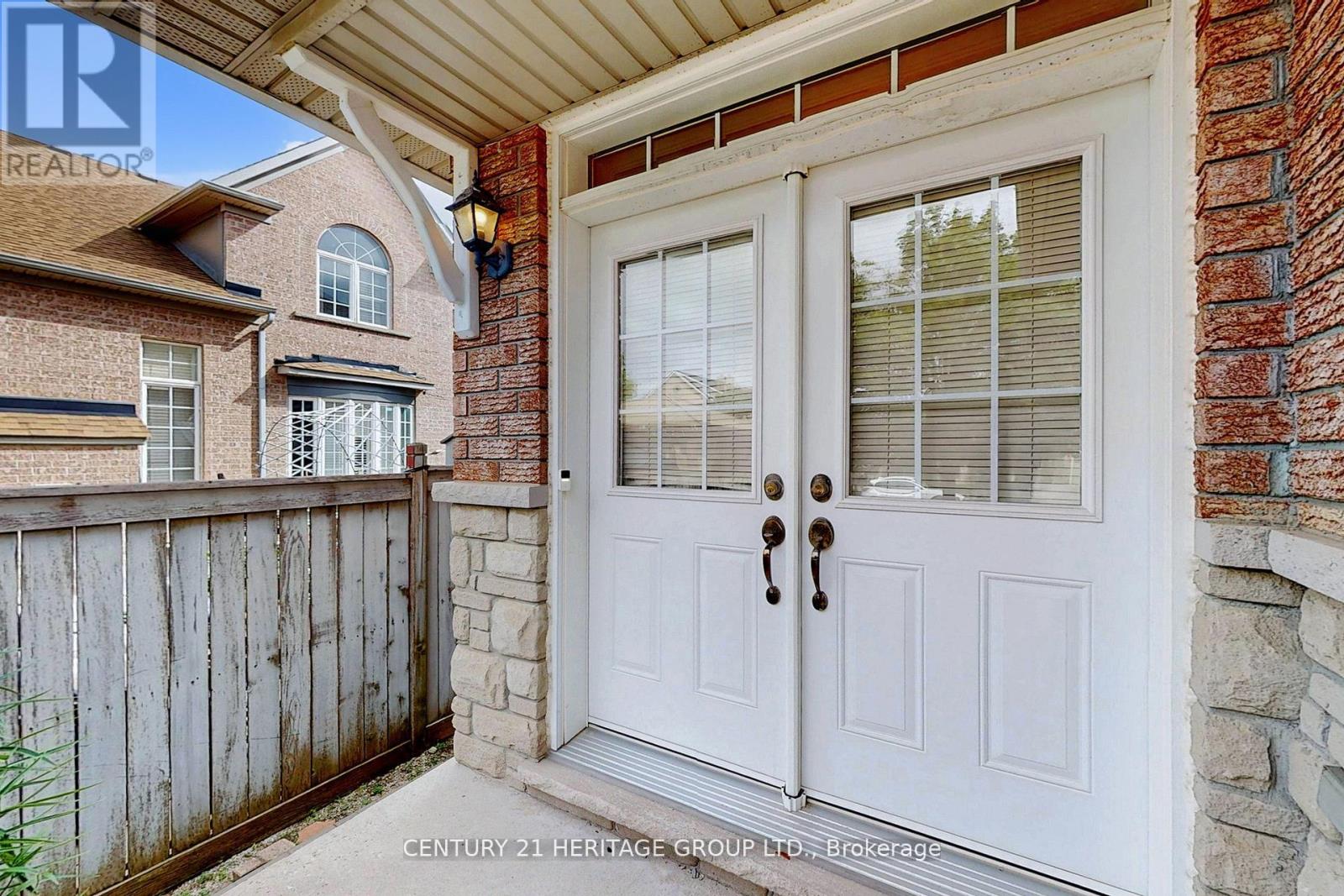4 Sunnyvale Gate, Brampton, Ontario  L6S 6J3 - Photo 3 - W12892932