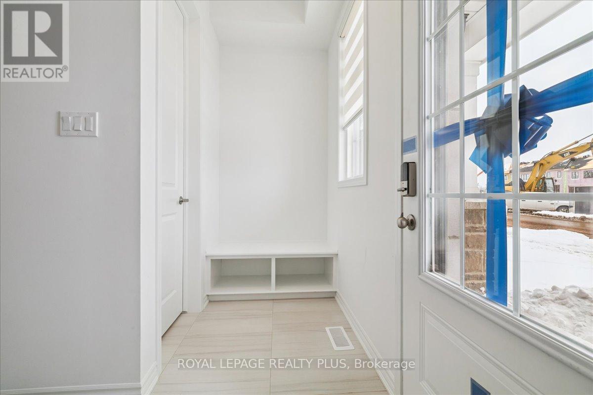 3224 Meadowridge Drive, Oakville, Ontario  L6H 8B4 - Photo 4 - W12893046