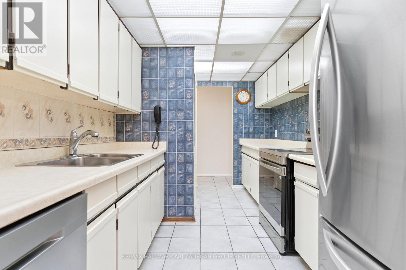 2704 - 3560 Kaneff Crescent, Mississauga, Ontario  L5A 4A1 - Photo 17 - W12893120