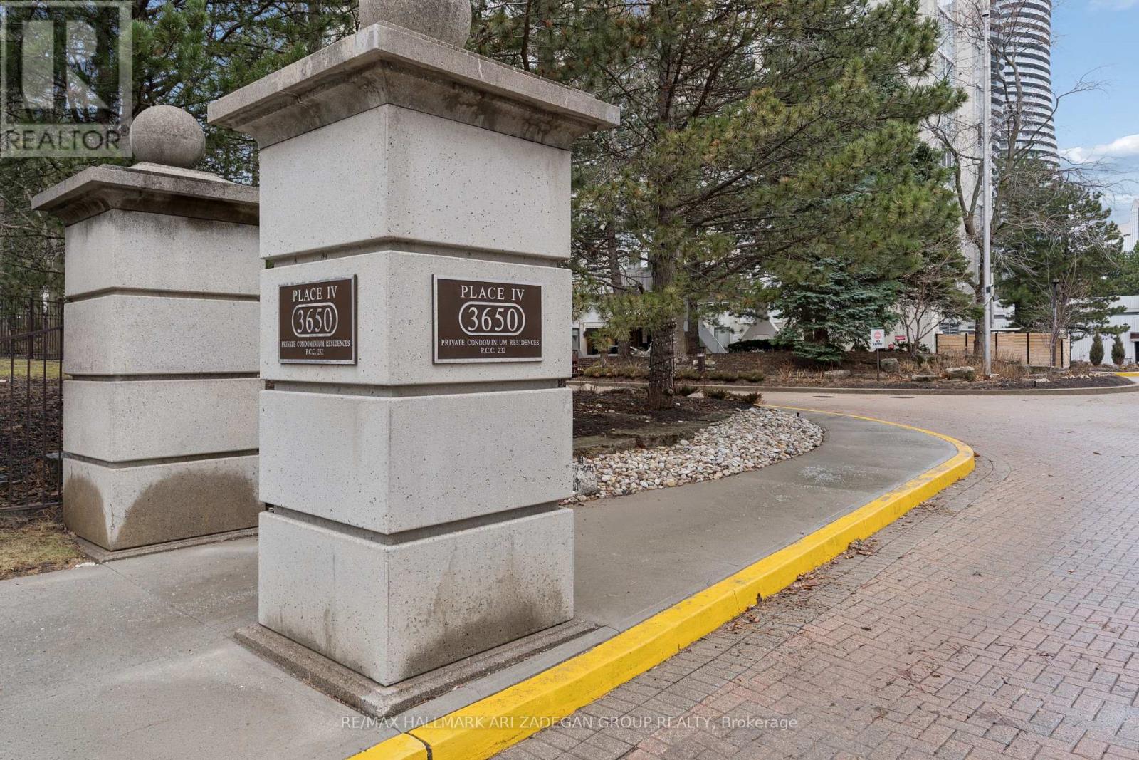 2704 - 3560 Kaneff Crescent, Mississauga, Ontario  L5A 4A1 - Photo 2 - W12893120