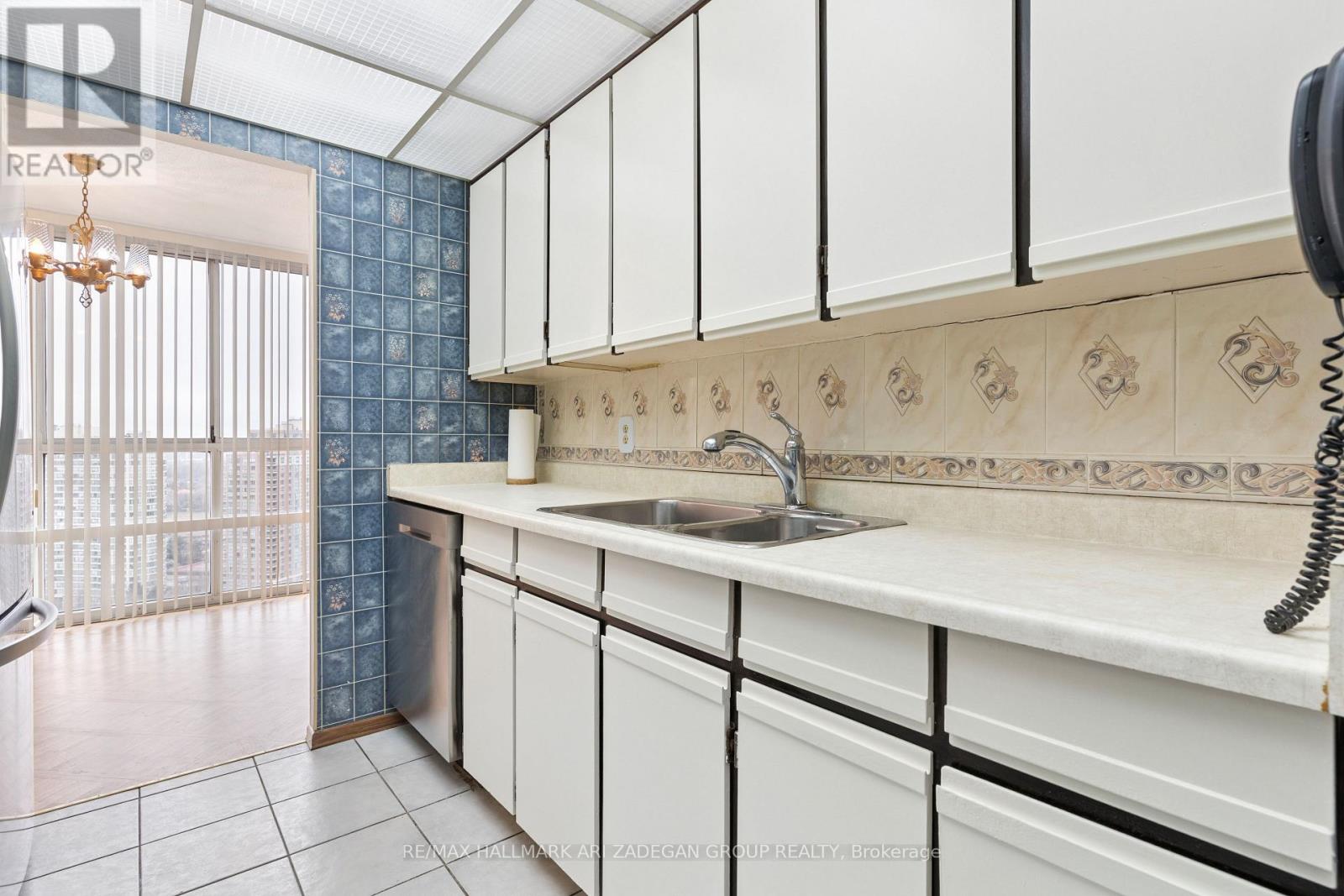 2704 - 3560 Kaneff Crescent, Mississauga, Ontario  L5A 4A1 - Photo 20 - W12893120