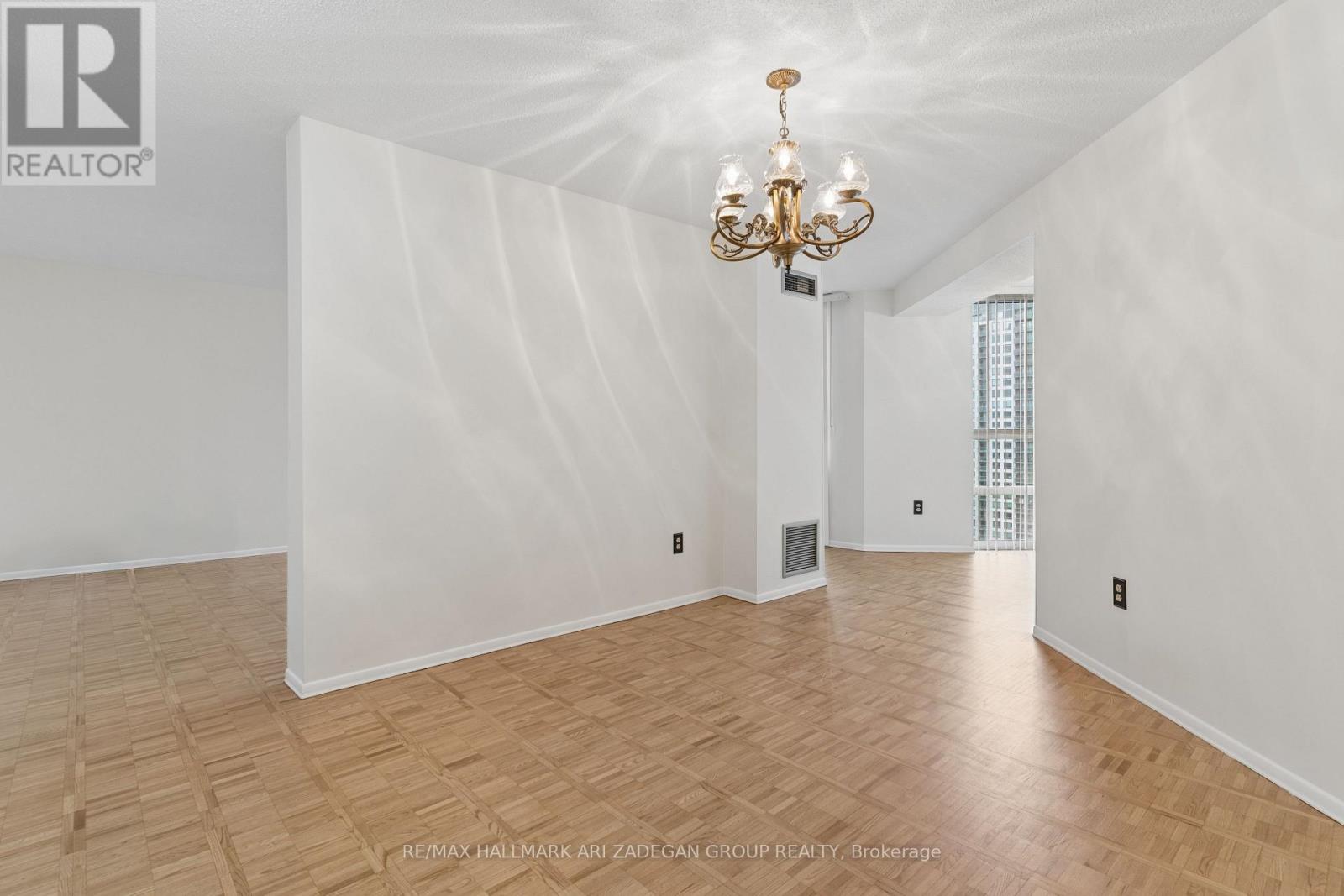 2704 - 3560 Kaneff Crescent, Mississauga, Ontario  L5A 4A1 - Photo 5 - W12893120